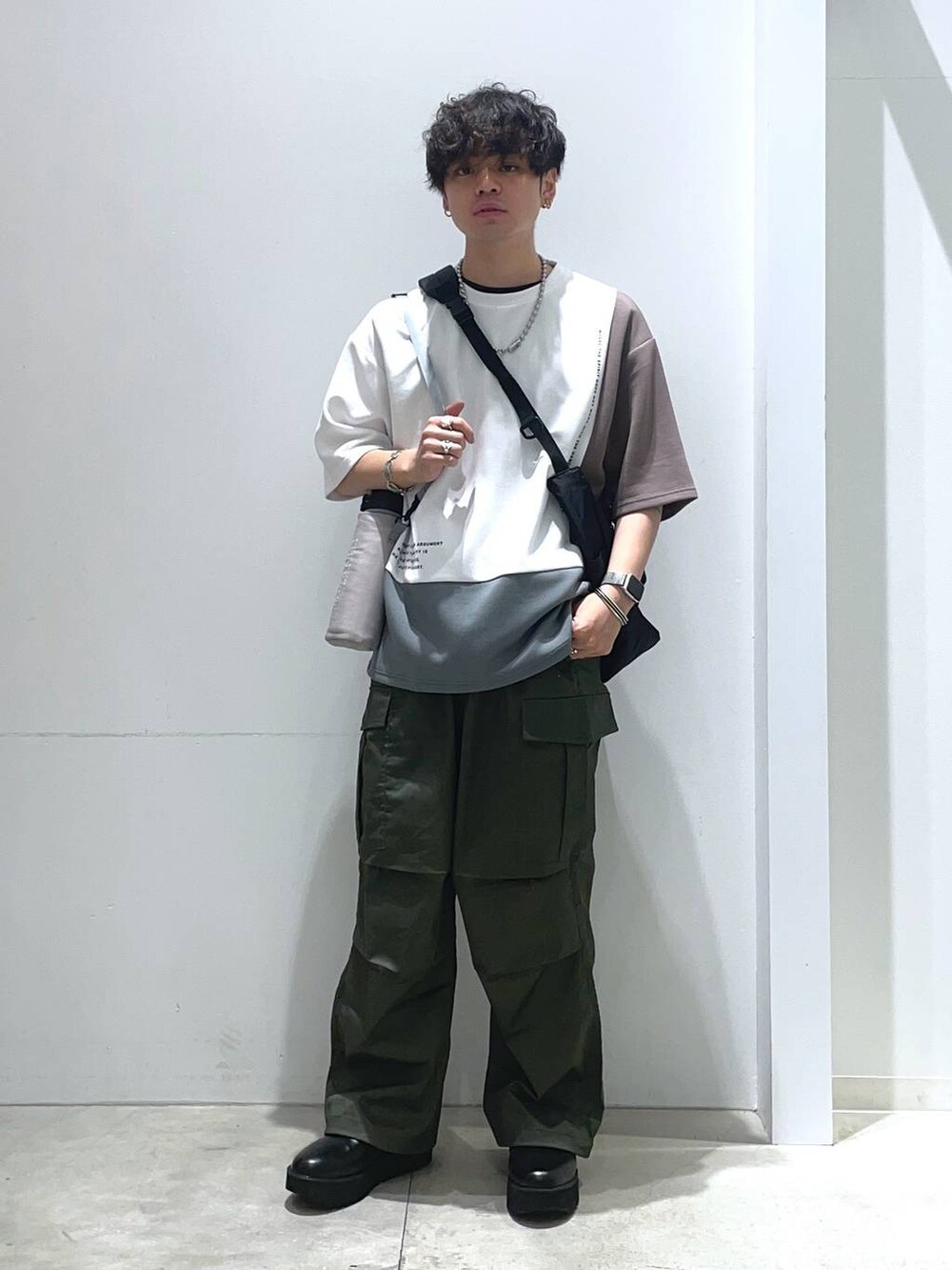 「着痩せ・細見え、高見え、リラックス、LAKOLE、夏コーデ、オーバーサイズ、ワイドパンツ、おでかけ、シンプルコーデ、カジュアル、カジュアルコーデ、レースアップシューズ、Tシャツ、デートコーデ」｜「LAKOLEのシャークソールプレーントゥシューズ / 100178（ドレスシューズ、ブラック系）」を使った、せとやんさん（メンズ・170cm）の夏コーディネートの2枚目の写真