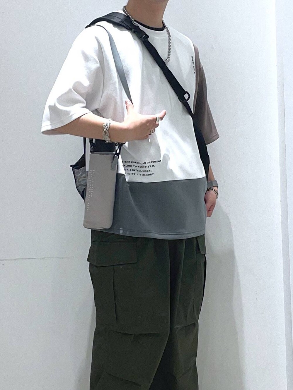 「着痩せ・細見え、高見え、リラックス、LAKOLE、夏コーデ、オーバーサイズ、ワイドパンツ、おでかけ、シンプルコーデ、カジュアル、カジュアルコーデ、レースアップシューズ、Tシャツ、デートコーデ」｜「LAKOLEのシャークソールプレーントゥシューズ / 100178（ドレスシューズ、ブラック系）」を使った、せとやんさん（メンズ・170cm）の夏コーディネートの3枚目の写真