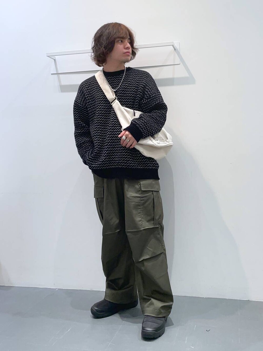 「着痩せ・細見え、高見え、リラックス、ミリタリー、ニット、オーバーサイズ、ラフ、休日コーデ、デート/ロマンティック、冬コーデ、秋コーデ、LAKOLE、ワイドパンツ、ショルダーバッグ、スニーカー」｜「LAKOLEのジガラモールプルオーバー / 903937（ニット/セーター、ブラック系）」を使った、せとやんさん（メンズ・170cm）の冬コーディネートの4枚目の写真