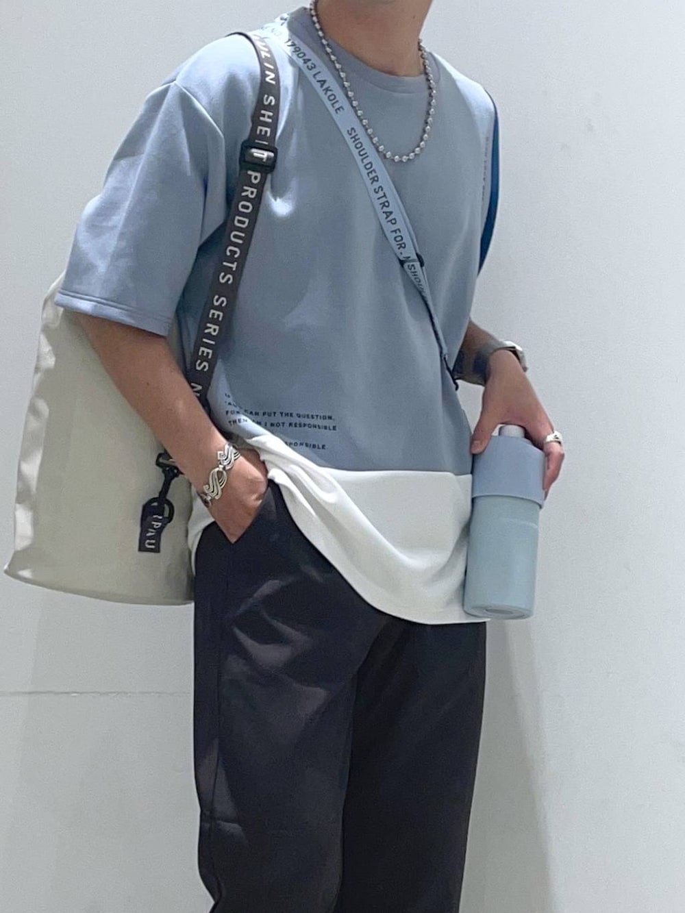 「ラフ、サンダル、ドライタッチ、休日コーデ、高見え、LAKOLE、Tシャツ、着痩せ・細見え、リラックス、おでかけ、夏コーデ、オーバーサイズ、シンプルコーデ、カジュアル、カジュアルコーデ」｜「LAKOLEのターポリンドライバッグ / 110110（アウトドアグッズ、ベージュ系）」を使った、せとやんさん（メンズ・170cm）の夏コーディネートの3枚目の写真