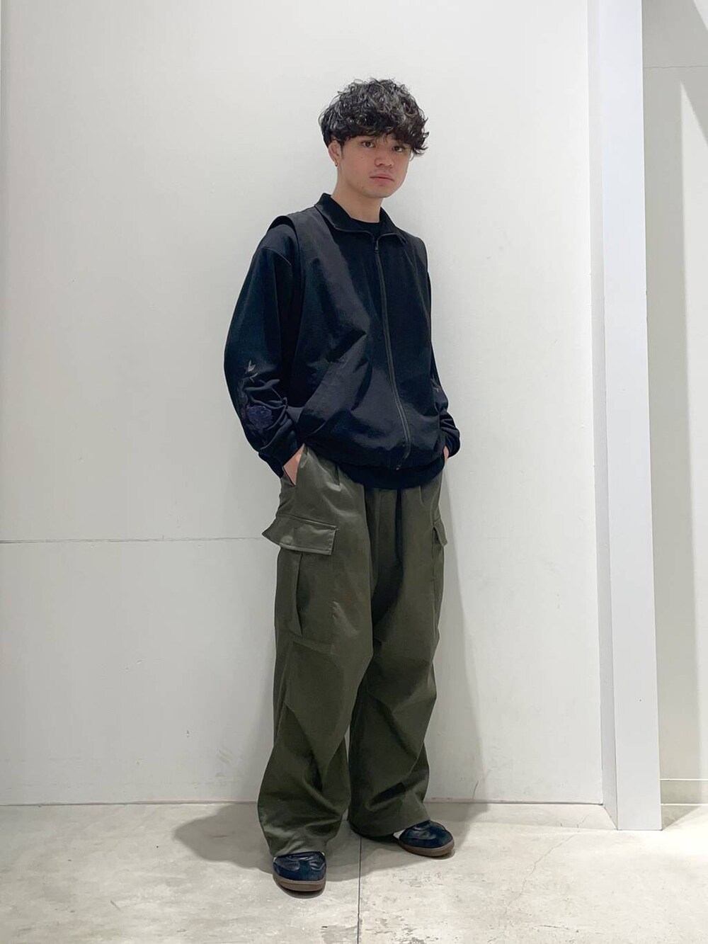 「着痩せ・細見え、高見え、リラックス、ベスト、休日コーデ、ワイドパンツ、ミリタリー、シンプルコーデ、ラフ、オーバーサイズ、LAKOLE、デートコーデ、カジュアル、カジュアルコーデ」｜「LAKOLEのPEスタンドベスト / 102718（ベスト、ブラック系）」を使った、せとやんさん（メンズ・170cm）の春コーディネートの3枚目の写真