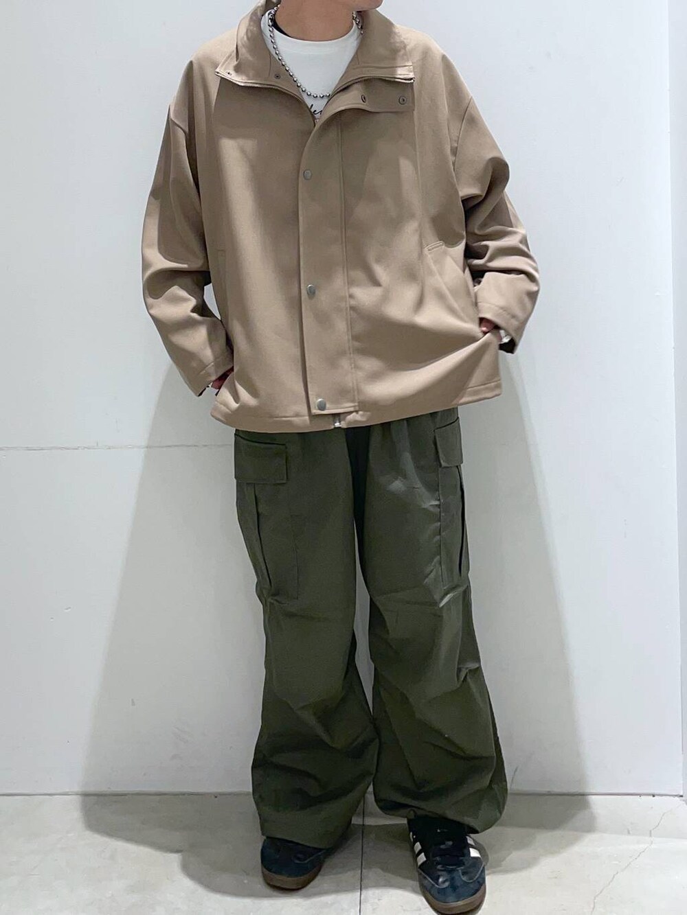 「着痩せ・細見え、高見え、リラックス、LAKOLE、オーバーサイズ、春アウター、ワイドパンツ、休日コーデ、ラフ、カジュアル、カジュアルコーデ、シンプルコーデ、シンプル、春コーデ」｜「LAKOLEの【セットアップ可】ツイルスタンドブルゾン / 284451（ブルゾン、イエロー系）」を使った、せとやんさん（メンズ・170cm）の冬コーディネートの2枚目の写真