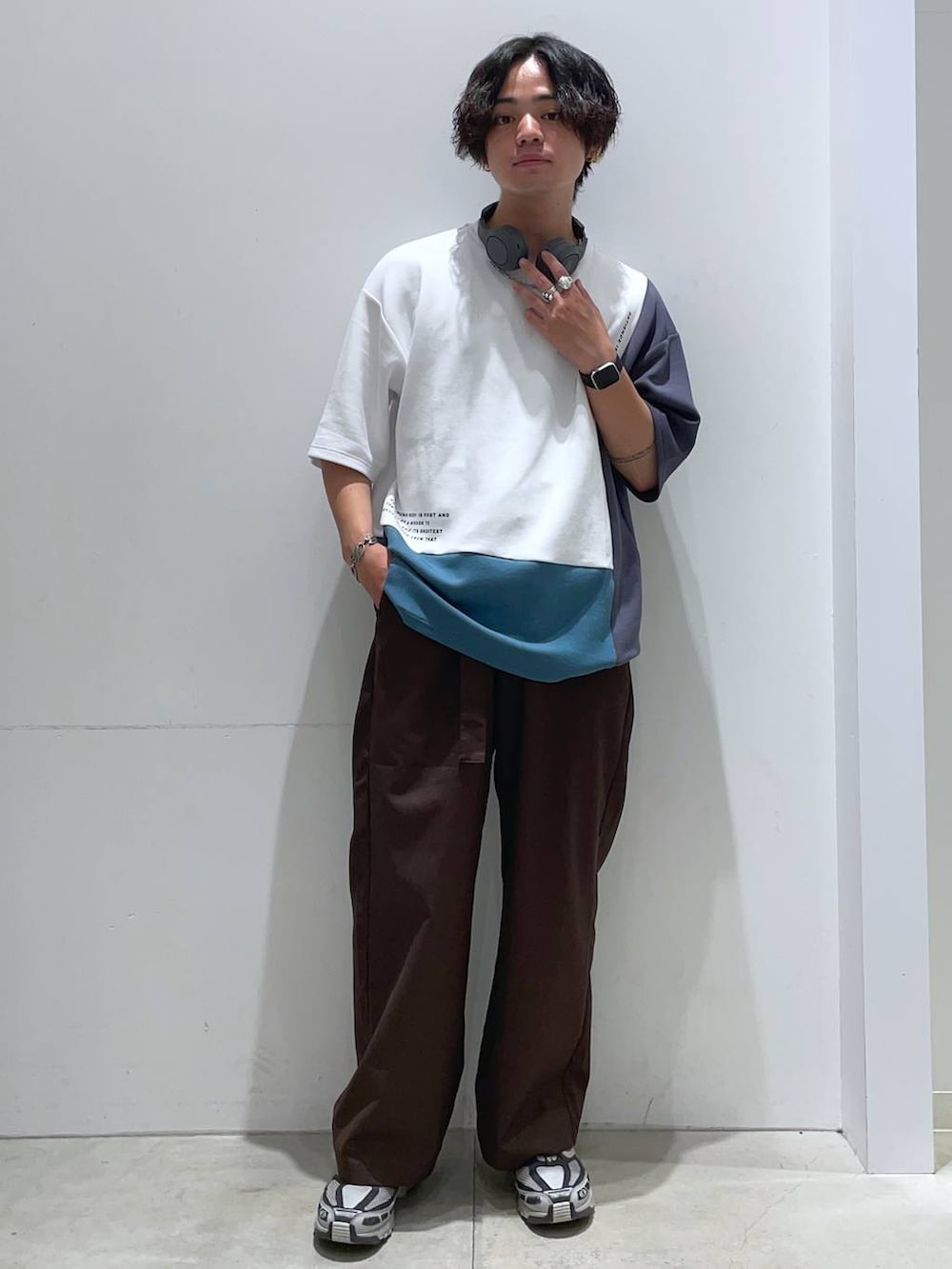 「着痩せ・細見え、高見え、リラックス、LAKOLE、おでかけ、ラフ、休日コーデ、夏コーデ、秋コーデ、ワイドパンツ、シンプルコーデ、シンプル、オーバーサイズ、Tシャツ」｜「LAKOLEのスムースTRベルトワイド / 129338（その他パンツ、ブラウン系）」を使った、せとやんさん（メンズ・170cm）の夏コーディネートの2枚目の写真