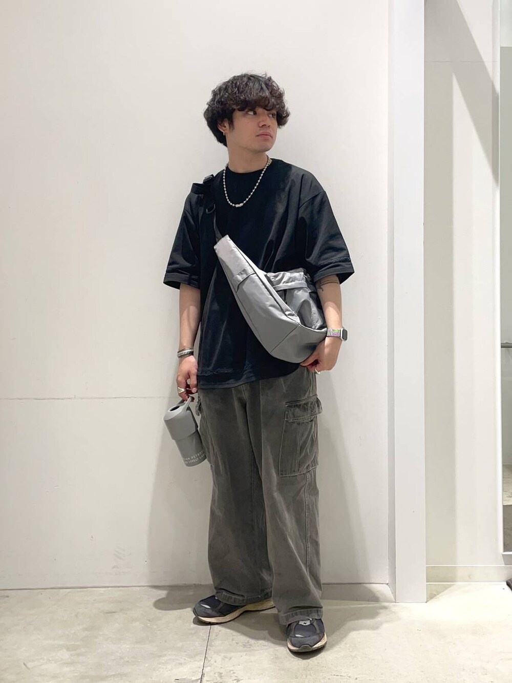 「きれいめ、着痩せ・細見え、高見え、リラックス、休日コーデ、ラフ、オーバーサイズ、ゆったり、シンプルコーデ、夏コーデ、春コーデ、おでかけ、デートコーデ、ワイドパンツ、デニムパンツ」｜「LAKOLEのレース切替半袖T / 108761（Tシャツ/カットソー、ブラック系）」を使った、せとやんさん（メンズ・170cm）の春コーディネートの4枚目の写真