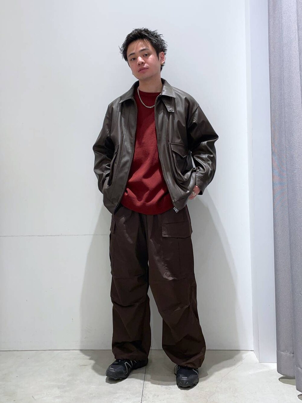 「着痩せ・細見え、高見え、リラックス、レザー、ワイドパンツ、LAKOLE、カジュアル、カジュアルコーデ、休日コーデ、冬コーデ、シンプルコーデ、シンプル、差し色コーデ、アウター、セールコーデ」｜「LAKOLEのプリントニットプルオーバー / 152936（ニット/セーター、レッド系）」を使った、せとやんさん（メンズ・170cm）の冬コーディネートの4枚目の写真