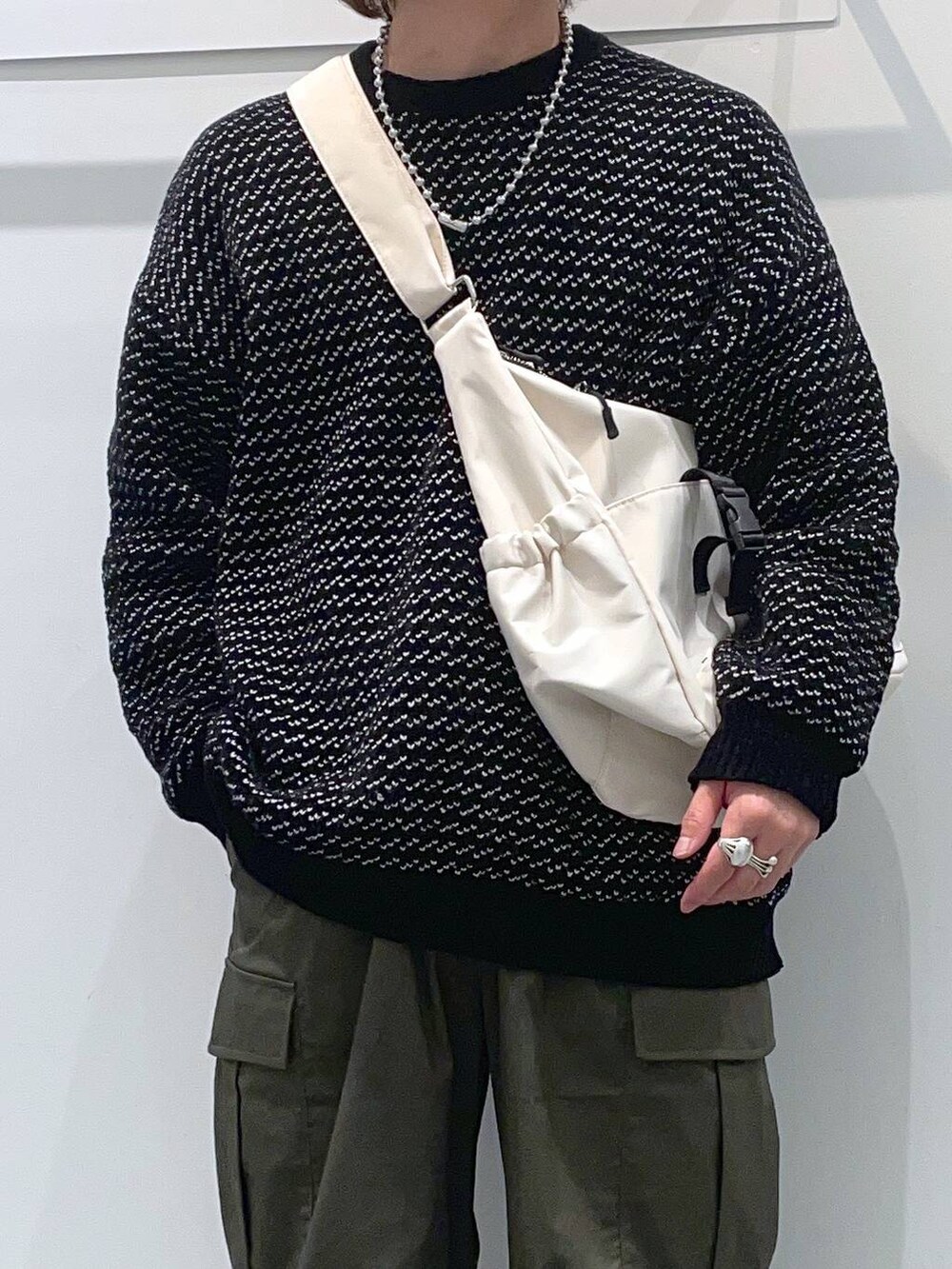 「着痩せ・細見え、高見え、リラックス、ミリタリー、ニット、オーバーサイズ、ラフ、休日コーデ、デート/ロマンティック、冬コーデ、秋コーデ、LAKOLE、ワイドパンツ、ショルダーバッグ、スニーカー」｜「LAKOLEのジガラモールプルオーバー / 903937（ニット/セーター、ブラック系）」を使った、せとやんさん（メンズ・170cm）の冬コーディネートの2枚目の写真