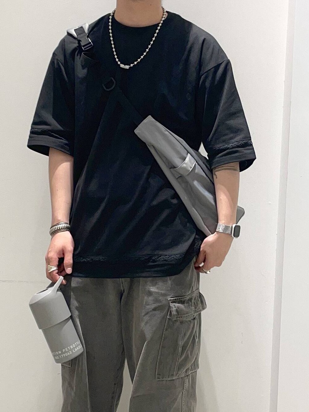 「きれいめ、着痩せ・細見え、高見え、リラックス、休日コーデ、ラフ、オーバーサイズ、ゆったり、シンプルコーデ、夏コーデ、春コーデ、おでかけ、デートコーデ、ワイドパンツ、デニムパンツ」｜「LAKOLEのレース切替半袖T / 108761（Tシャツ/カットソー、ブラック系）」を使った、せとやんさん（メンズ・170cm）の春コーディネートの2枚目の写真