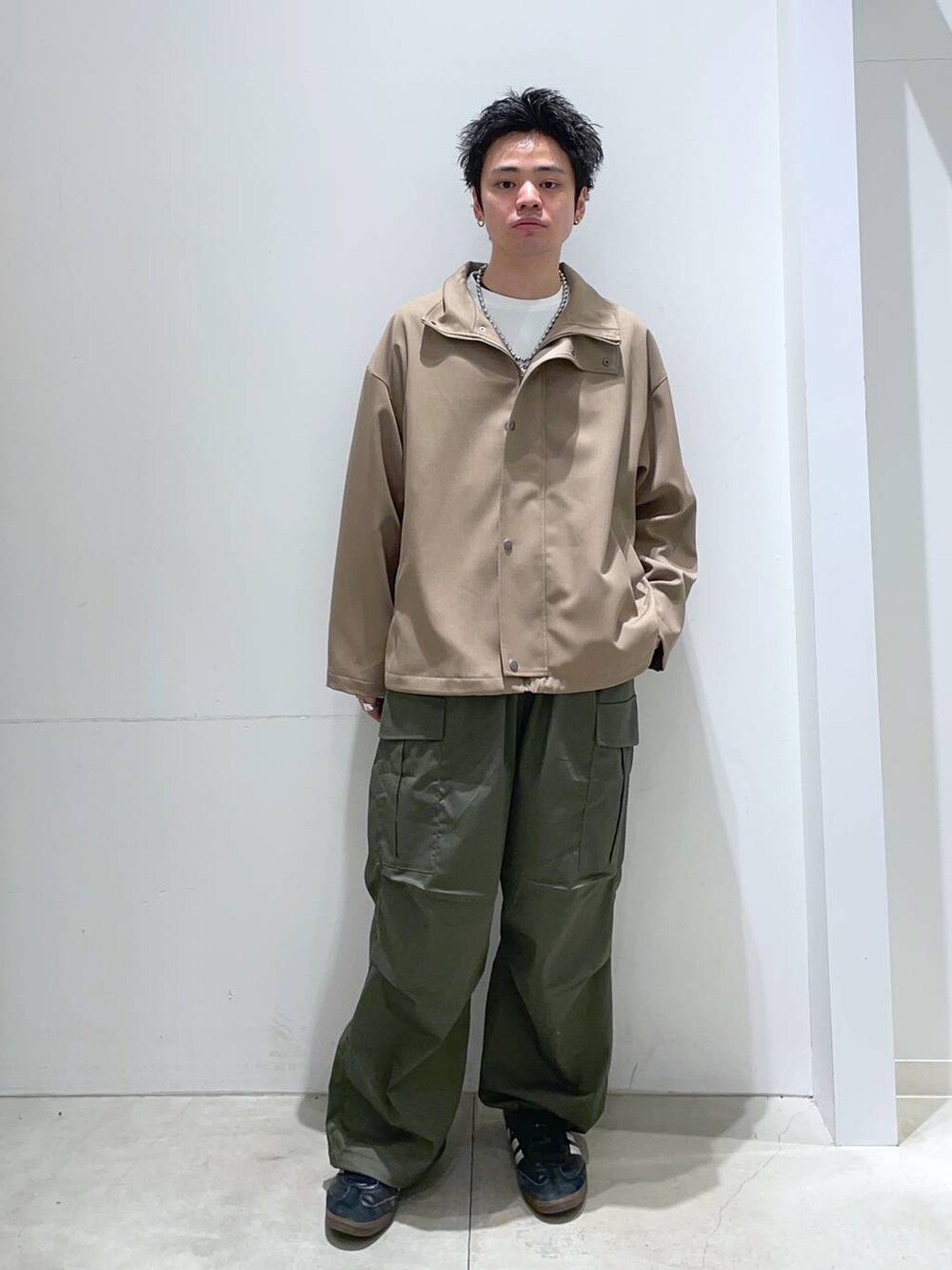 「着痩せ・細見え、高見え、リラックス、LAKOLE、オーバーサイズ、春アウター、ワイドパンツ、休日コーデ、ラフ、カジュアル、カジュアルコーデ、シンプルコーデ、シンプル、春コーデ」｜「LAKOLEの【セットアップ可】ツイルスタンドブルゾン / 284451（ブルゾン、イエロー系）」を使った、せとやんさん（メンズ・170cm）の冬コーディネートの3枚目の写真