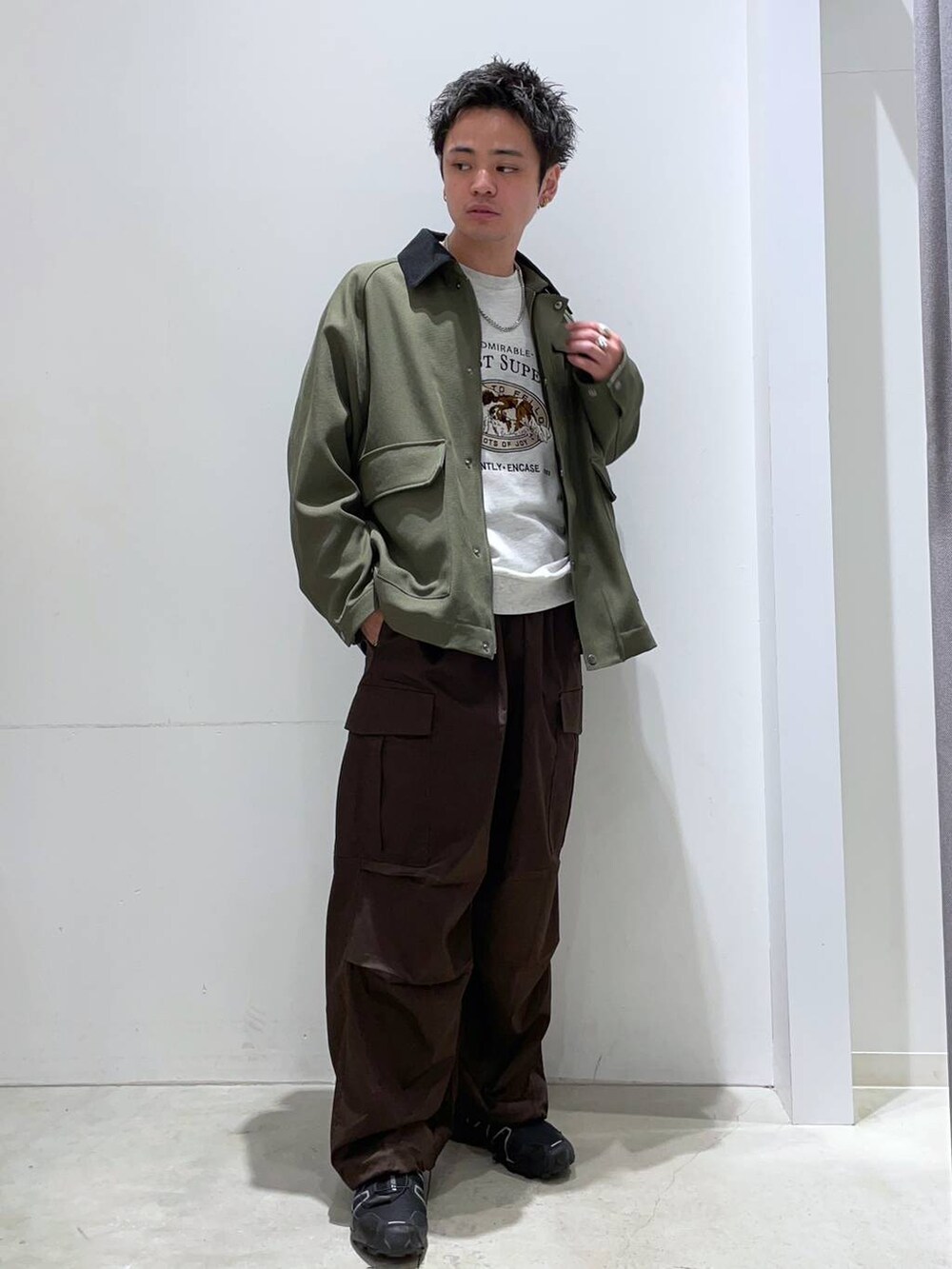 「着痩せ・細見え、高見え、リラックス、LAKOLE、オーバーサイズ、カジュアル、カジュアルコーデ、ワイドパンツ、シンプルコーデ、シンプル、ラフ、休日コーデ、春コーデ、冬コーデ」｜「LAKOLEのドッグ刺繍スウェットプルオーバー / 283131（スウェット、グレー系）」を使った、せとやんさん（メンズ・170cm）の冬コーディネートの2枚目の写真