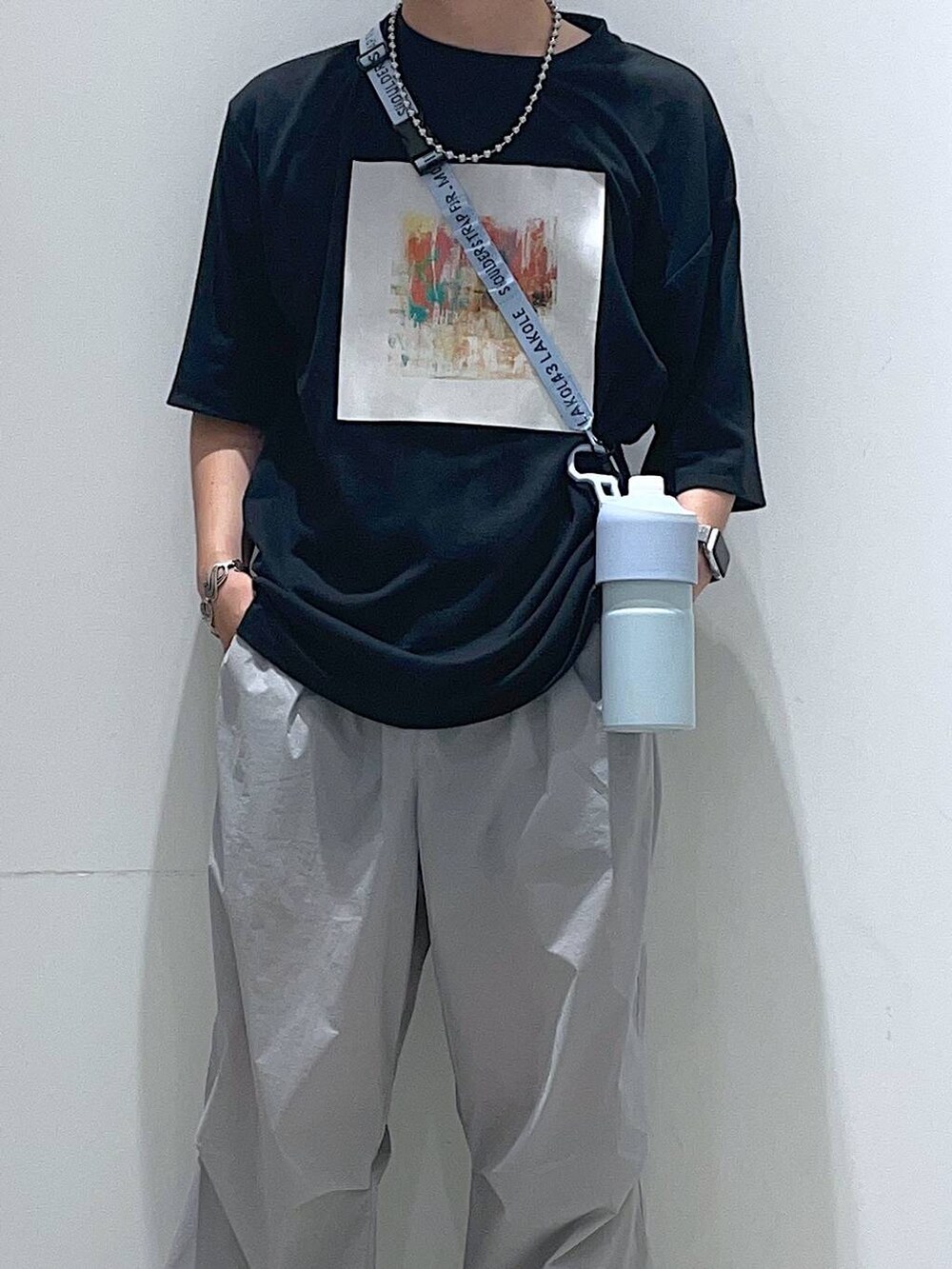 「おでかけ、サンダル、カジュアルコーデ、カジュアル、着痩せ・細見え、高見え、リラックス、夏コーデ、休日コーデ、LAKOLE、オーバーサイズ、シンプルコーデ、ラフ、Tシャツ、ワイドパンツ」｜「LAKOLEのメッシュスポーツサンダル[MEN] / 110478（サンダル、ブラック系）」を使った、せとやんさん（メンズ・170cm）の夏コーディネートの3枚目の写真