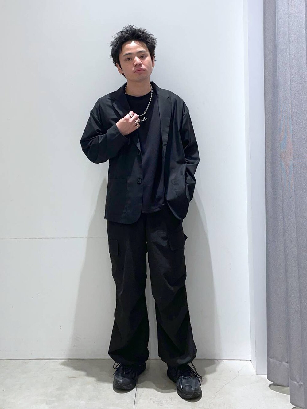 「着痩せ・細見え、高見え、リラックス、セットアップ、LAKOLE、オーバーサイズ、ワイドパンツ、ラフ、カジュアル、カジュアルコーデ、きれいめ、きれいめカジュアル、春コーデ」｜「LAKOLEのライトダンボールロゴ長袖T / 143056（Tシャツ/カットソー、ブラック系）」を使った、せとやんさん（メンズ・170cm）の春コーディネートの3枚目の写真