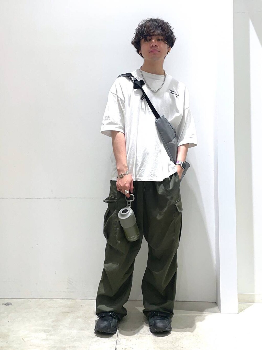 「着痩せ・細見え、おでかけ、ワイドパンツ、高見え、リラックス、夏コーデ、オーバーサイズ、シンプルコーデ、ラフ、休日コーデ、LAKOLE、Tシャツ、ショルダーバッグ」｜「LAKOLEのガールズグラフィックプリント / 115851（Tシャツ/カットソー、ホワイト系）」を使った、せとやんさん（メンズ・170cm）の夏コーディネートの2枚目の写真