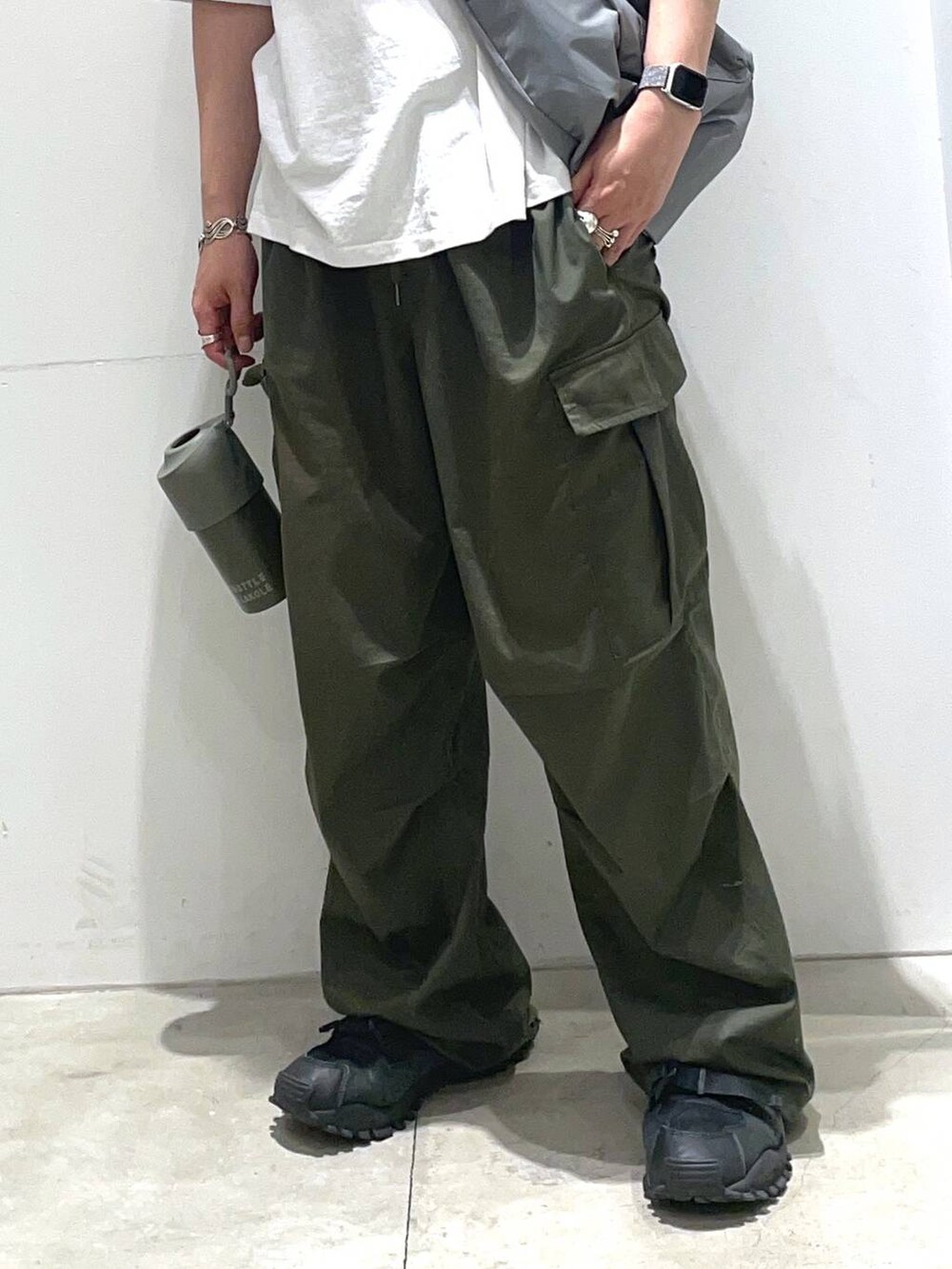 「着痩せ・細見え、おでかけ、ワイドパンツ、高見え、リラックス、夏コーデ、オーバーサイズ、シンプルコーデ、ラフ、休日コーデ、LAKOLE、Tシャツ、ショルダーバッグ」｜「LAKOLEのガールズグラフィックプリント / 115851（Tシャツ/カットソー、ホワイト系）」を使った、せとやんさん（メンズ・170cm）の夏コーディネートの3枚目の写真