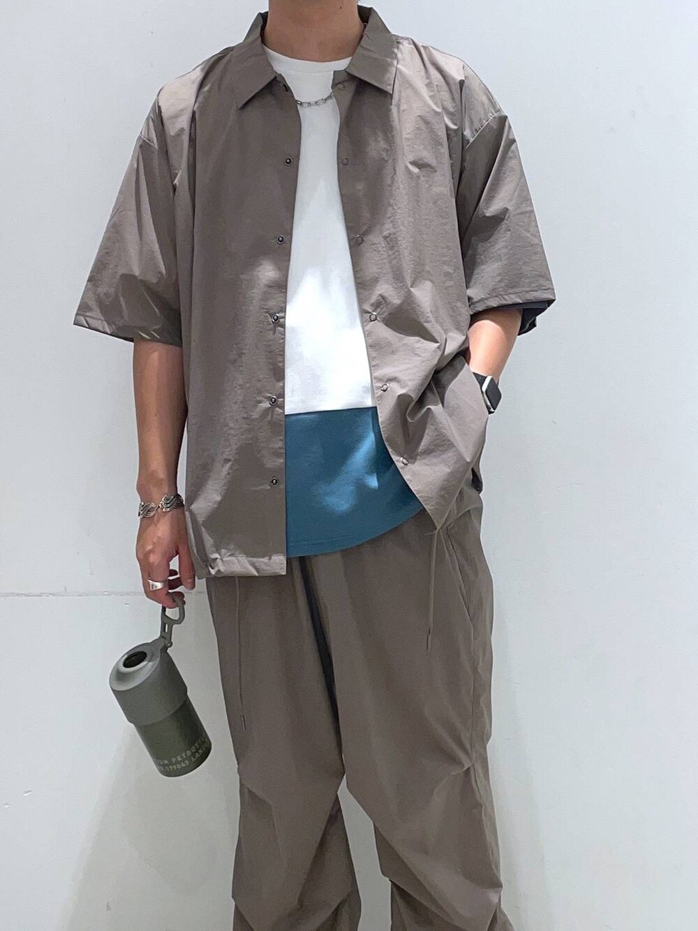 「着痩せ・細見え、高見え、リラックス、LAKOLE、オーバーサイズ、シンプルコーデ、カジュアル、カジュアルコーデ、夏コーデ、ワイドパンツ、ストリート、Tシャツ、シャツ、おでかけ」｜「LAKOLEのさらさらナイロンコーチシャツ / 133139（シャツ/ブラウス、イエロー系）」を使った、せとやんさん（メンズ・170cm）の夏コーディネートの2枚目の写真