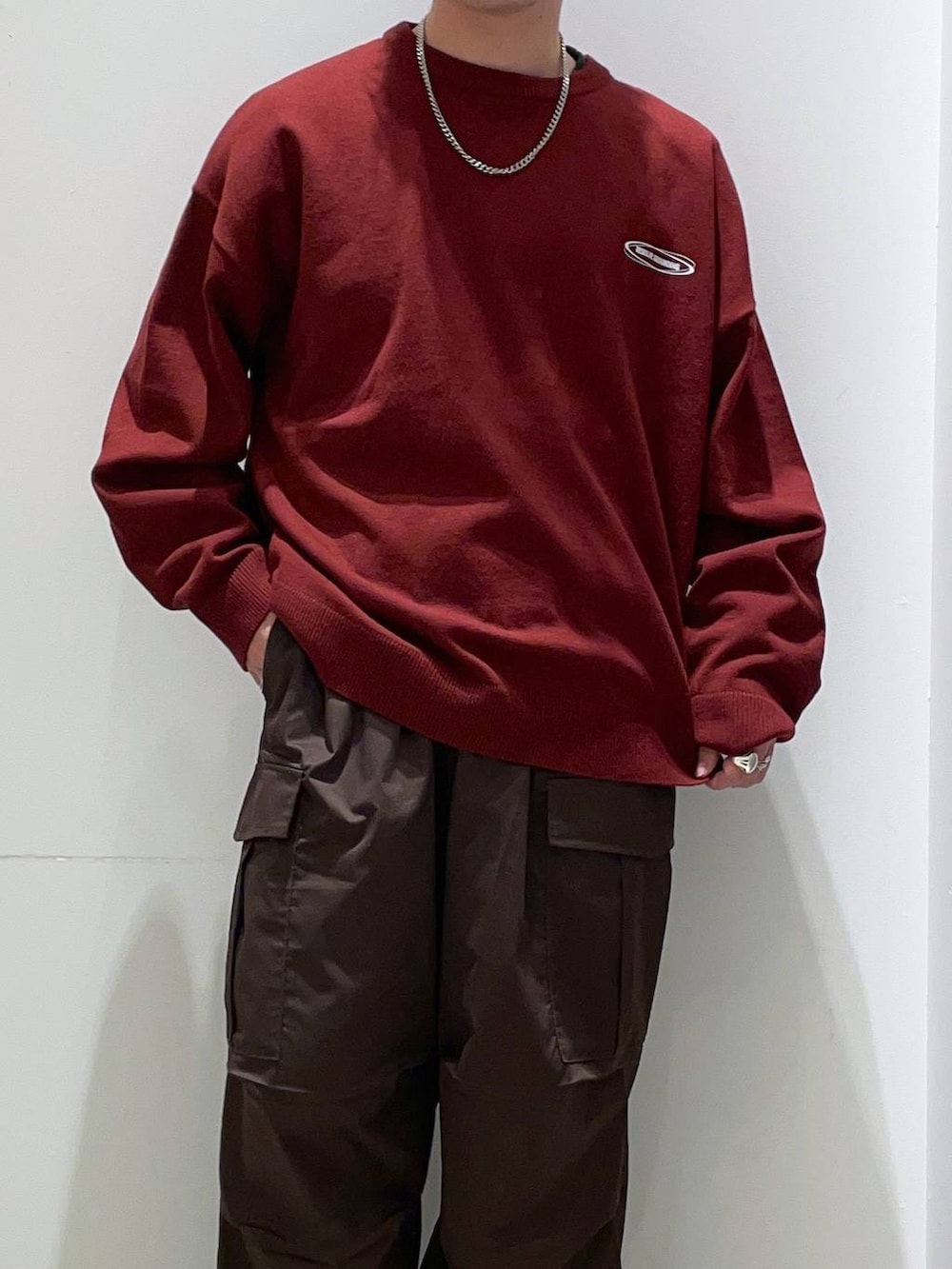 「着痩せ・細見え、高見え、リラックス、ニット、セールコーデ、シンプルコーデ、LAKOLE、オーバーサイズ、カジュアルコーデ、カジュアル、休日コーデ、ワイドパンツ、春コーデ」｜「LAKOLEのプリントニットプルオーバー / 152936（ニット/セーター、レッド系）」を使った、せとやんさん（メンズ・170cm）の冬コーディネートの2枚目の写真