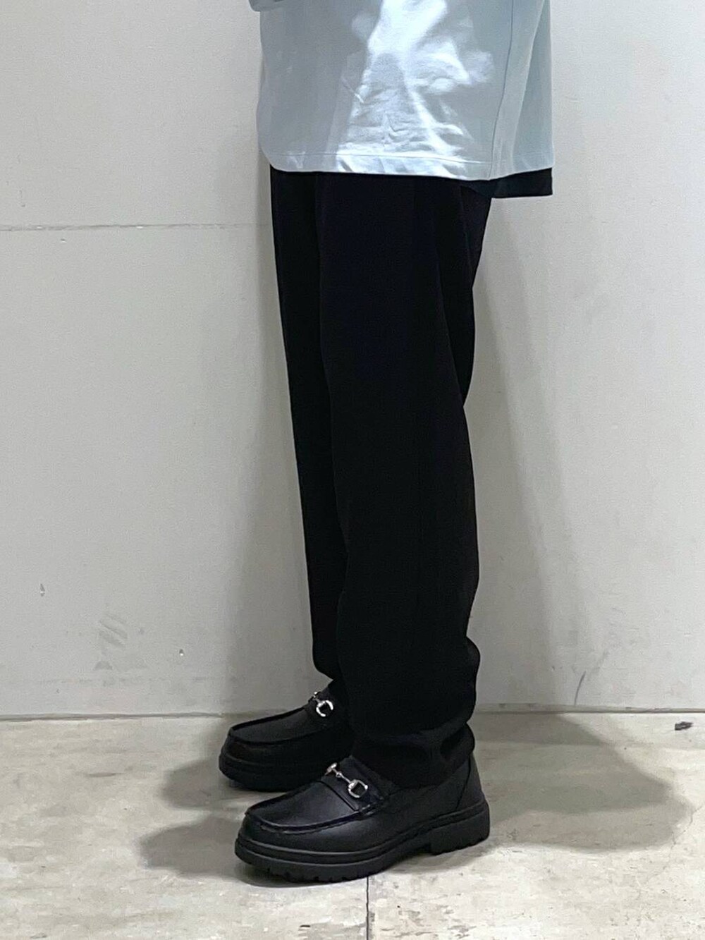 「着痩せ・細見え、高見え、リラックス、Tシャツ、LAKOLE、オーバーサイズ、ゆったり、ラフ、シンプルコーデ、カジュアル、カジュアルコーデ、おでかけ、休日コーデ、夏コーデ」｜「LAKOLEのタンクソールビットローファー / 182121（ローファー、ブラック系）」を使った、せとやんさん（メンズ・170cm）の夏コーディネートの3枚目の写真