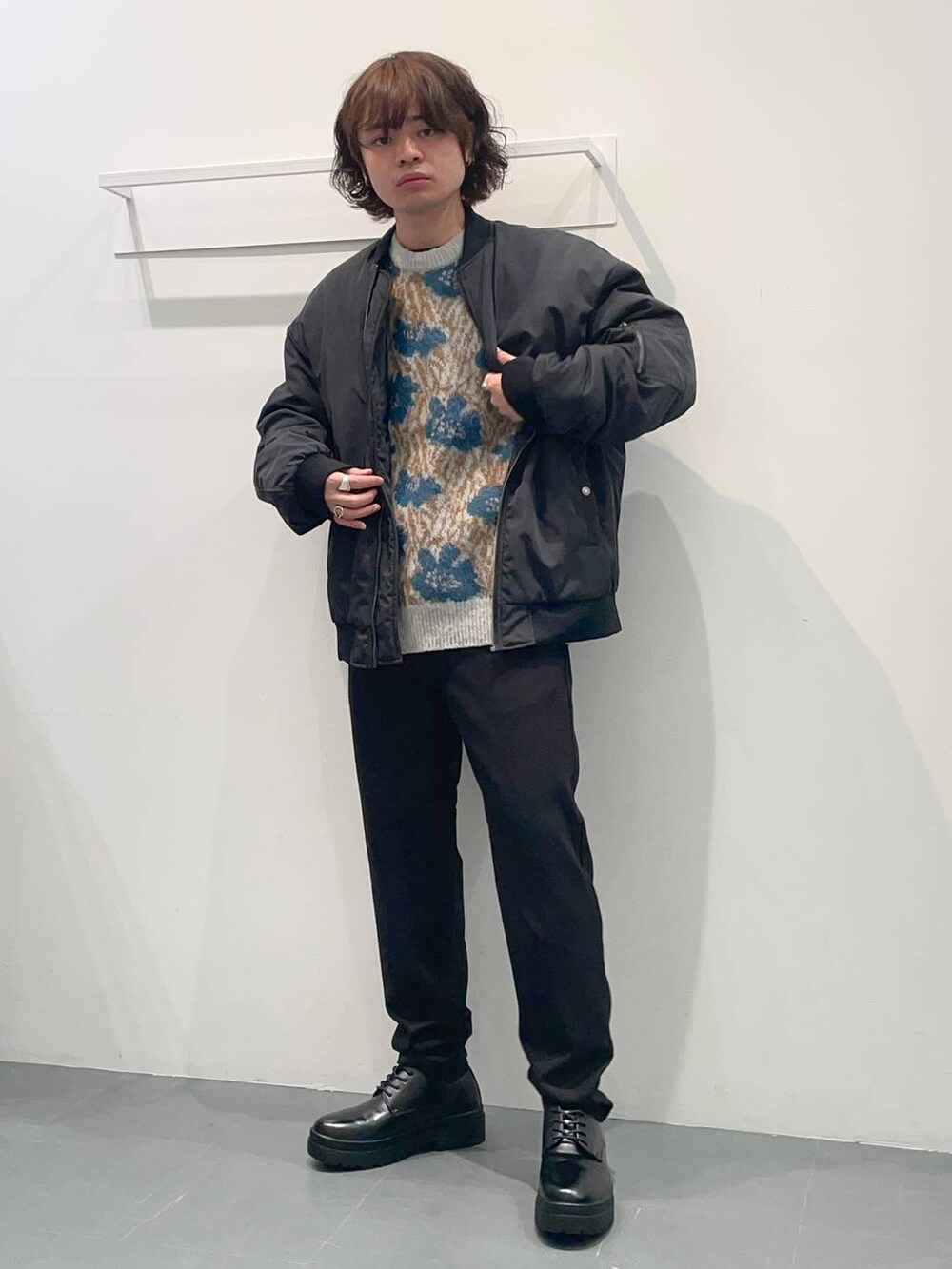 「着痩せ・細見え、ミリタリー、アウター、高見え、リラックス、カジュアル、オーバーサイズ、MA-1、ラフ、休日コーデ、冬コーデ、秋コーデ、ニット」｜「LAKOLEのフラワージャガードプルオーバー / 903939（ニット/セーター、ブルー系）」を使った、せとやんさん（メンズ・170cm）の冬コーディネートの2枚目の写真