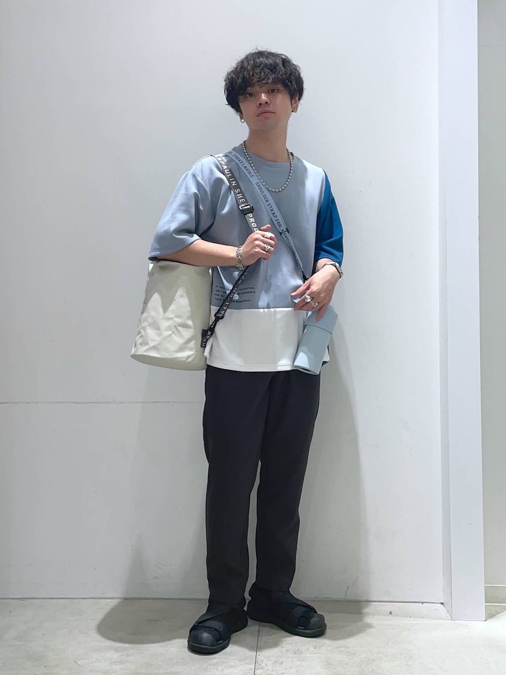 「ラフ、サンダル、ドライタッチ、休日コーデ、高見え、LAKOLE、Tシャツ、着痩せ・細見え、リラックス、おでかけ、夏コーデ、オーバーサイズ、シンプルコーデ、カジュアル、カジュアルコーデ」｜「LAKOLEのターポリンドライバッグ / 110110（アウトドアグッズ、ベージュ系）」を使った、せとやんさん（メンズ・170cm）の夏コーディネートの2枚目の写真