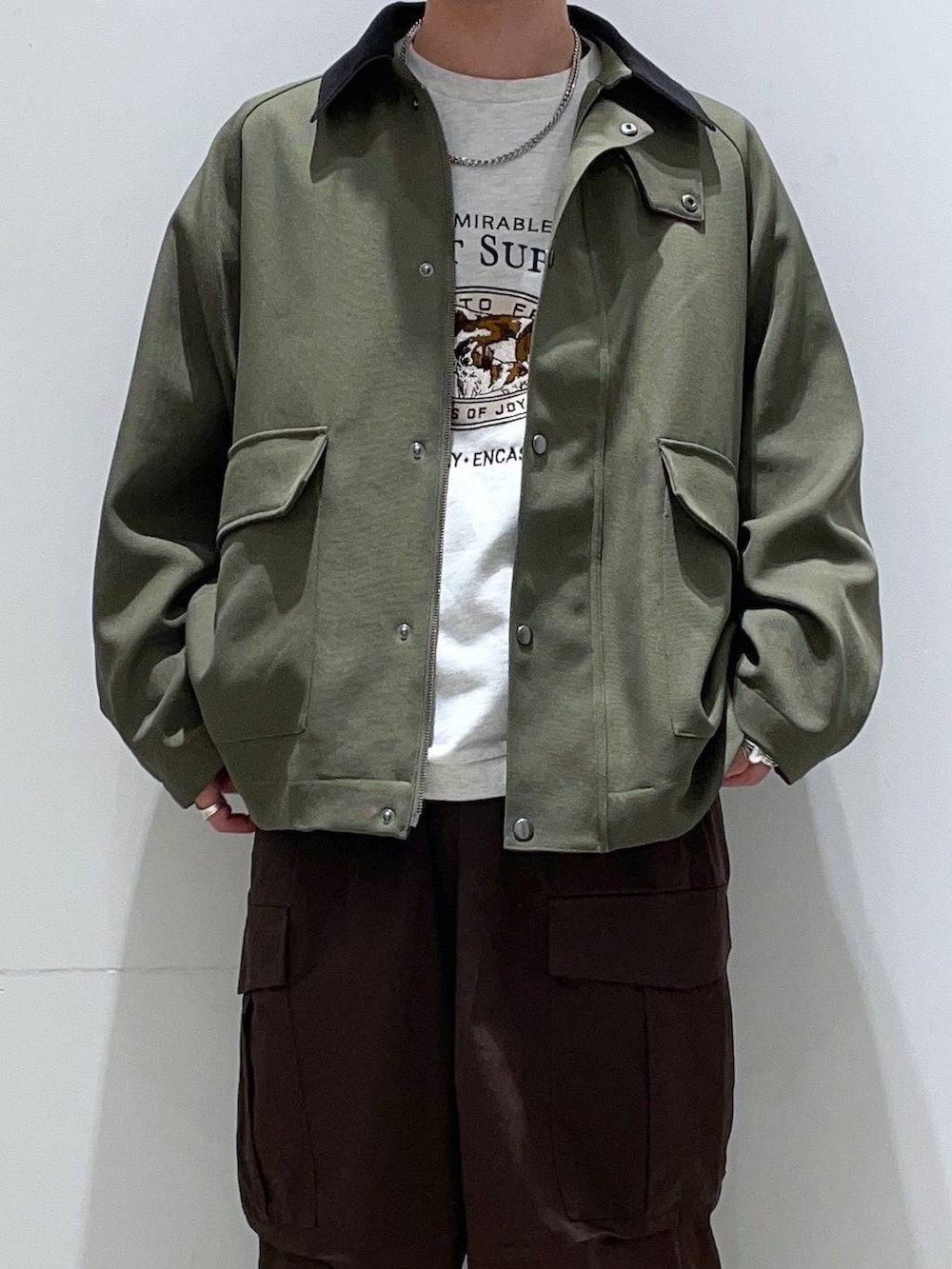 「着痩せ・細見え、高見え、リラックス、LAKOLE、オーバーサイズ、カジュアル、カジュアルコーデ、ワイドパンツ、シンプルコーデ、シンプル、ラフ、休日コーデ、春コーデ、冬コーデ」｜「LAKOLEのドッグ刺繍スウェットプルオーバー / 283131（スウェット、グレー系）」を使った、せとやんさん（メンズ・170cm）の冬コーディネートの3枚目の写真