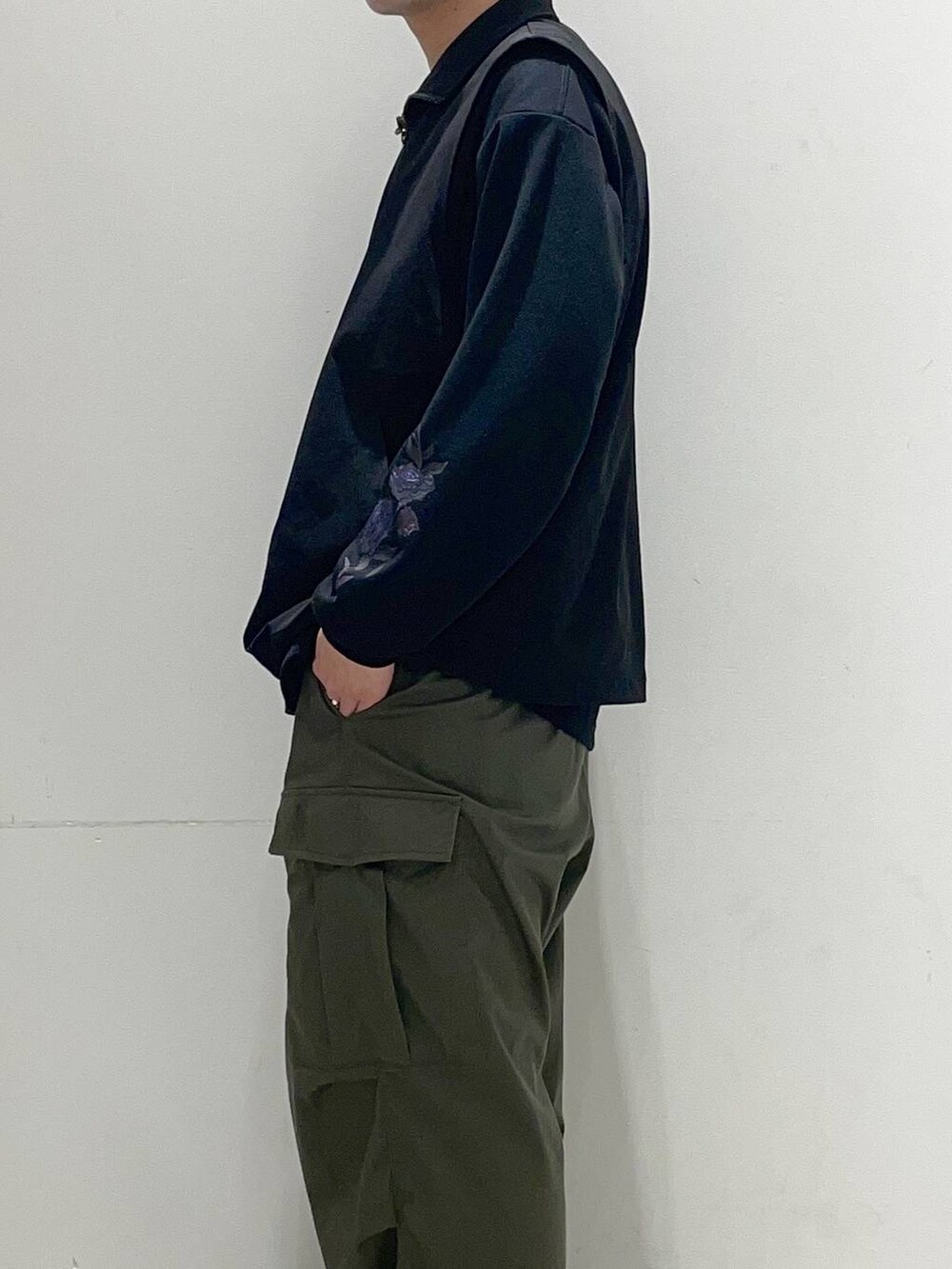 「着痩せ・細見え、高見え、リラックス、ベスト、休日コーデ、ワイドパンツ、ミリタリー、シンプルコーデ、ラフ、オーバーサイズ、LAKOLE、デートコーデ、カジュアル、カジュアルコーデ」｜「LAKOLEのPEスタンドベスト / 102718（ベスト、ブラック系）」を使った、せとやんさん（メンズ・170cm）の春コーディネートの2枚目の写真
