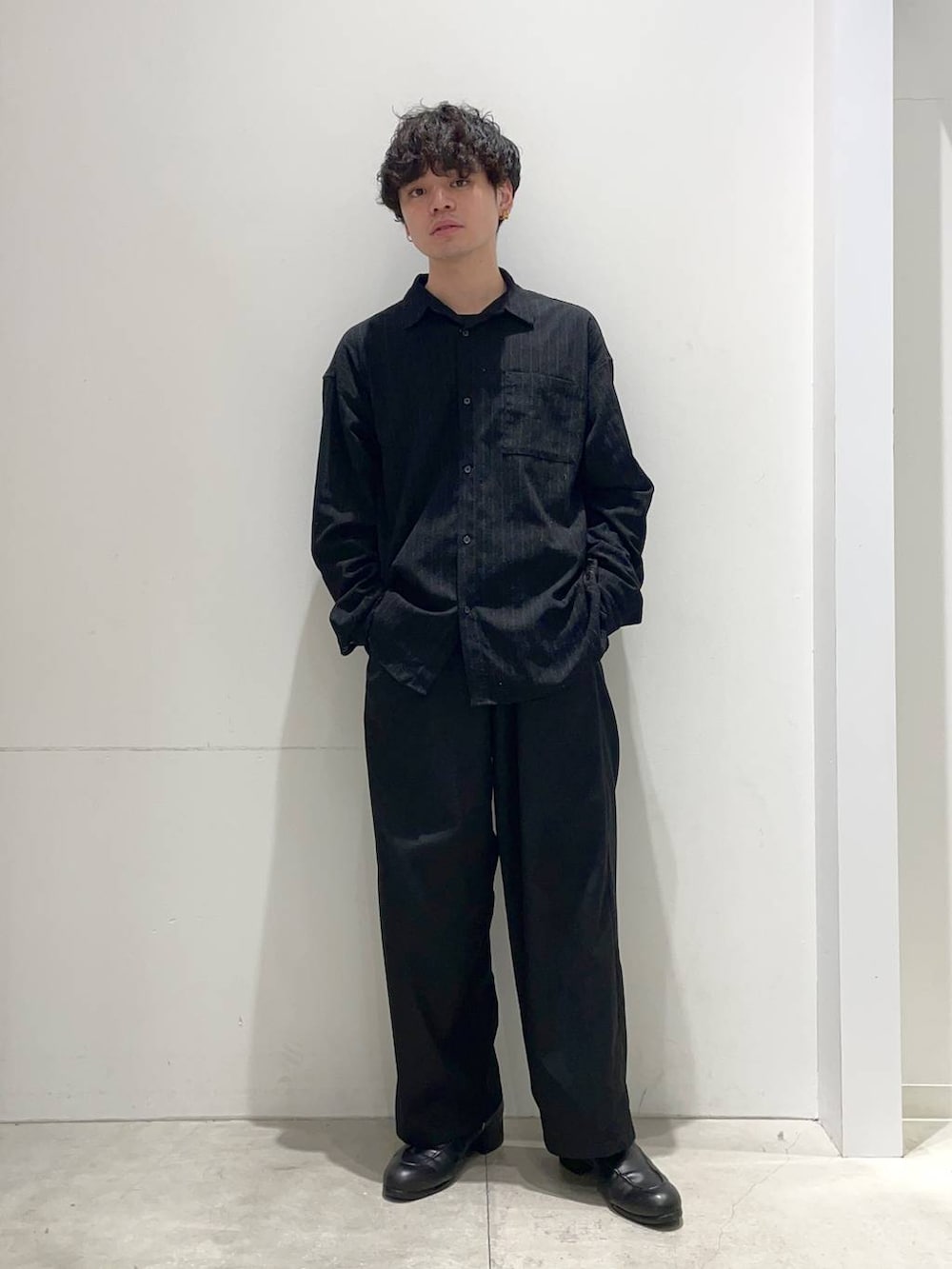 ブラック系のシャツ/ブラウス、ブラック系のブーツ、ブラック系のその他パンツを着用したメンズの春コーディネートの2枚目の写真