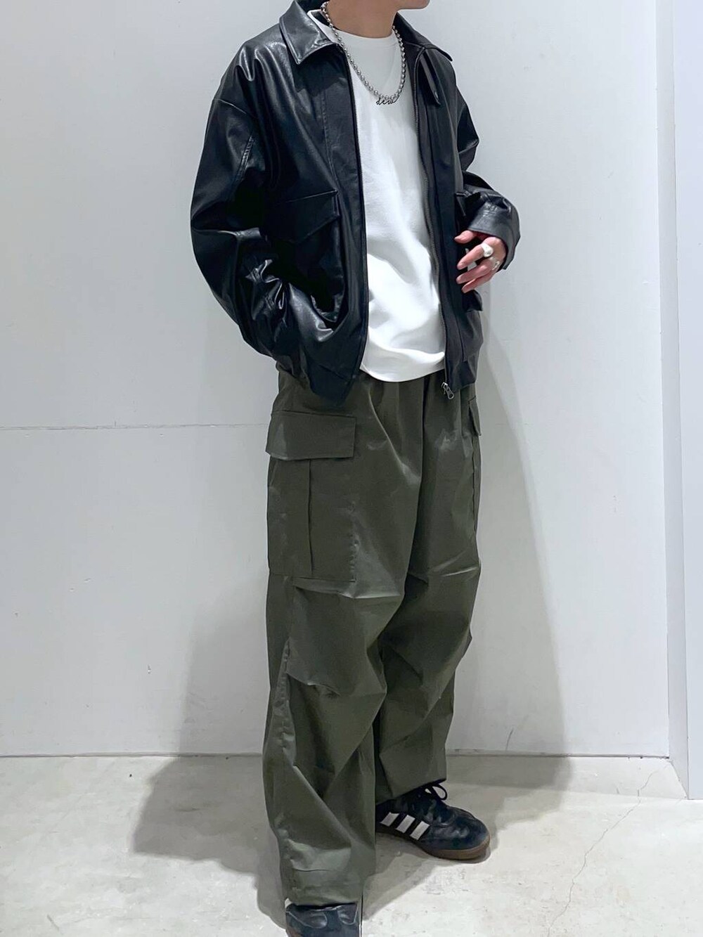 「着痩せ・細見え、高見え、リラックス、レザー、アウター、シンプルコーデ、ラフ、カジュアル、カジュアルコーデ、オーバーサイズ、LAKOLE、春コーデ、休日コーデ、おでかけ」｜「LAKOLEのライトダンボールロゴ長袖T / 143056（Tシャツ/カットソー、ホワイト系）」を使った、せとやんさん（メンズ・170cm）の冬コーディネートの3枚目の写真