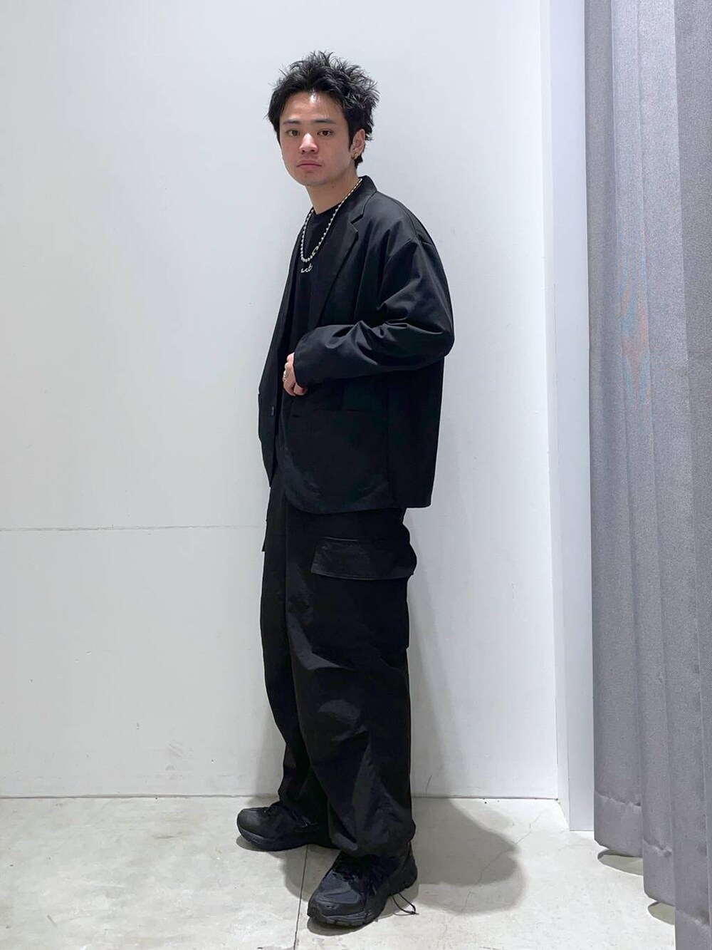 「着痩せ・細見え、高見え、リラックス、セットアップ、LAKOLE、オーバーサイズ、ワイドパンツ、ラフ、カジュアル、カジュアルコーデ、きれいめ、きれいめカジュアル、春コーデ」｜「LAKOLEのライトダンボールロゴ長袖T / 143056（Tシャツ/カットソー、ブラック系）」を使った、せとやんさん（メンズ・170cm）の春コーディネートの2枚目の写真