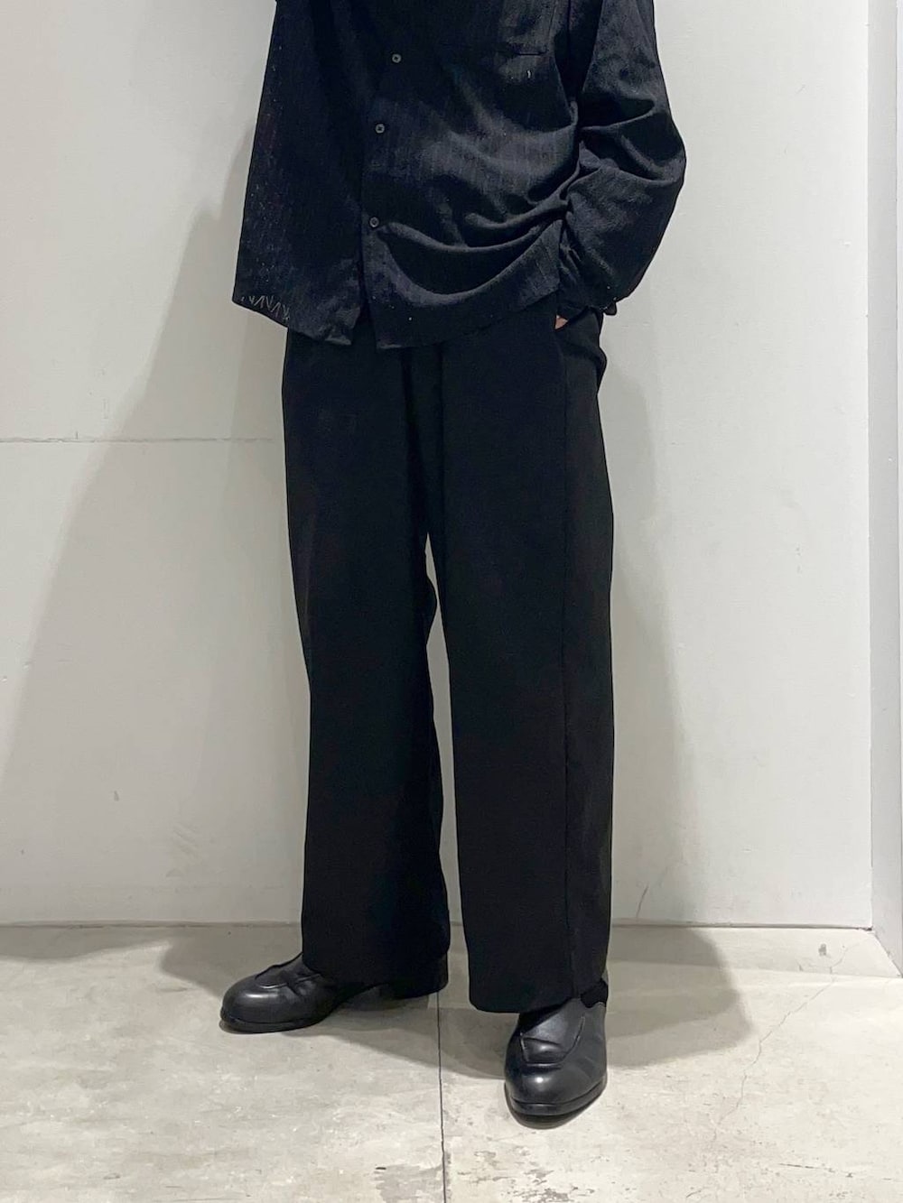 ブラック系のシャツ/ブラウス、ブラック系のブーツ、ブラック系のその他パンツを着用したメンズの春コーディネートの4枚目の写真