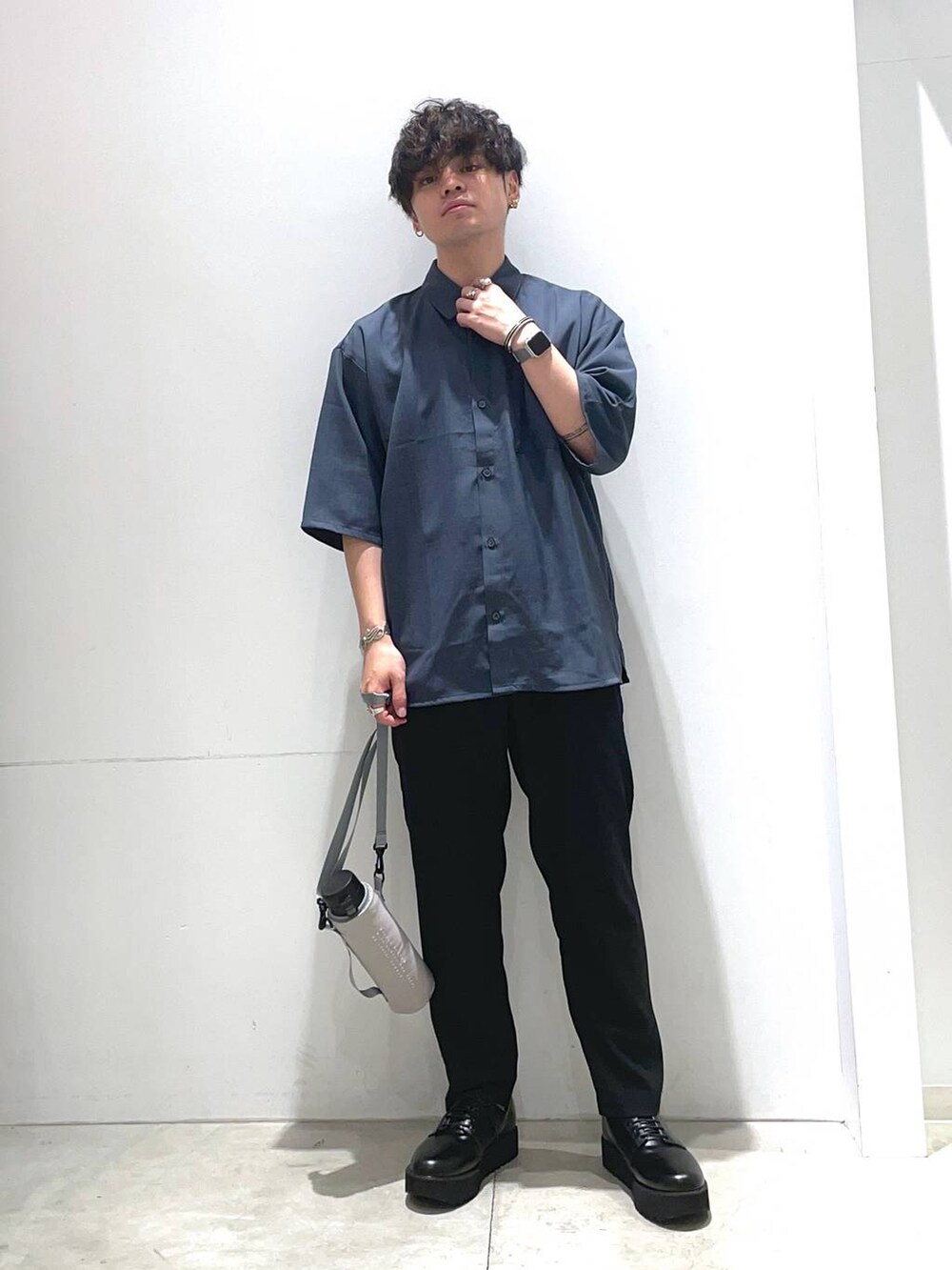 「着痩せ・細見え、高見え、リラックス、LAKOLE、カジュアルコーデ、シャツ、夏コーデ、休日コーデ、シンプルコーデ、ラフ、おでかけ、ドライタッチ、レースアップシューズ、きれいめ、カジュアル」｜「LAKOLEのシャークソールプレーントゥシューズ / 100178（ドレスシューズ、ブラック系）」を使った、せとやんさん（メンズ・170cm）の夏コーディネートの2枚目の写真