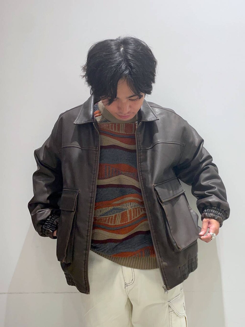 「着痩せ・細見え、高見え、リラックス、LAKOLE、ワイドパンツ、冬コーデ、オーバーサイズ、ゆったり、ラフ、休日コーデ、シンプルコーデ、シンプル、おでかけ、デートコーデ、秋コーデ」｜「LAKOLEのボアコンビミニショルダーバッグ / 132230（ショルダーバッグ、ベージュ系）」を使った、せとやんさん（メンズ・170cm）の秋コーディネートの4枚目の写真
