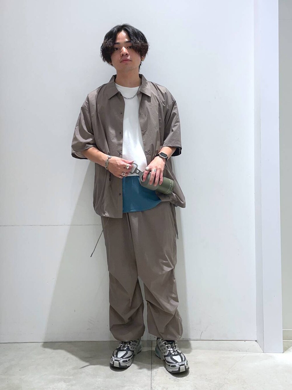 「着痩せ・細見え、高見え、リラックス、LAKOLE、オーバーサイズ、シンプルコーデ、カジュアル、カジュアルコーデ、夏コーデ、ワイドパンツ、ストリート、Tシャツ、シャツ、おでかけ」｜「LAKOLEのさらさらナイロンコーチシャツ / 133139（シャツ/ブラウス、イエロー系）」を使った、せとやんさん（メンズ・170cm）の夏コーディネートの3枚目の写真