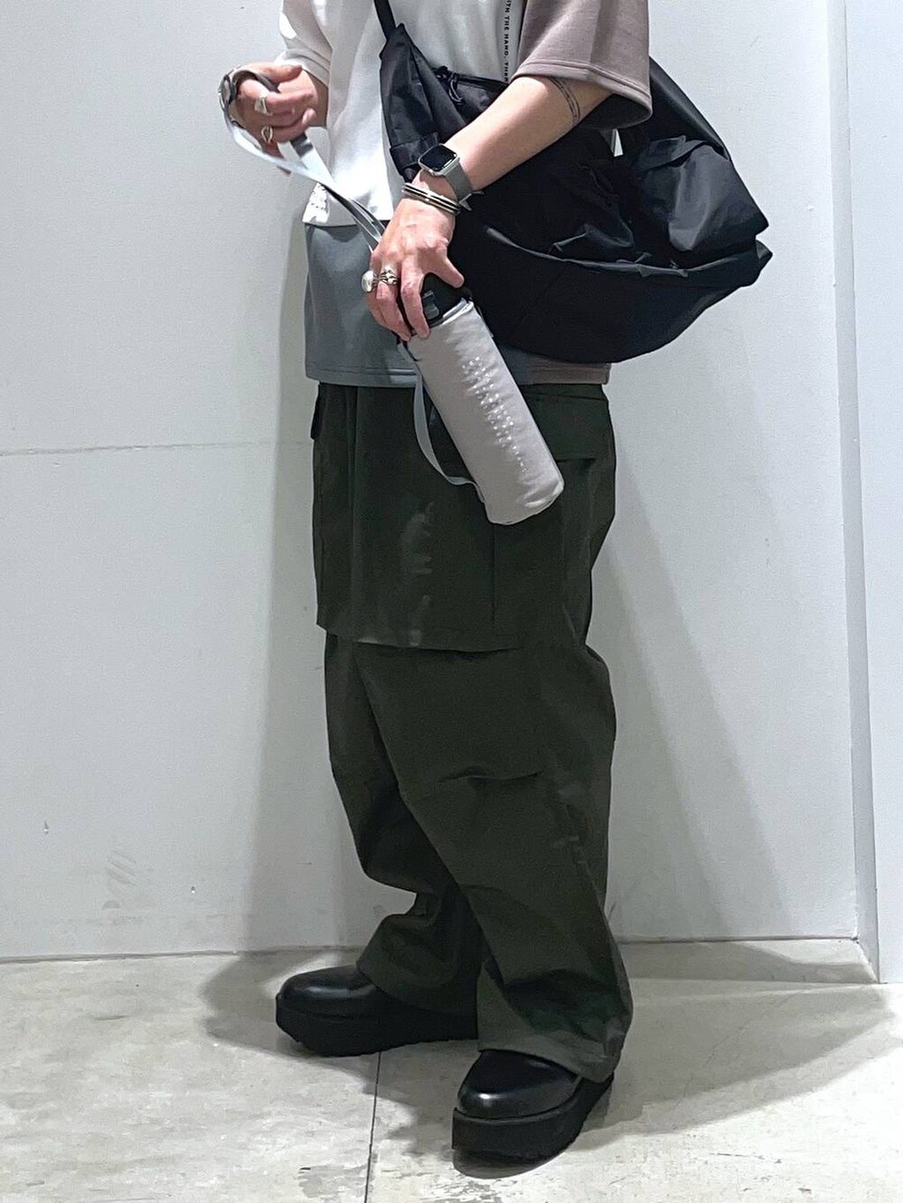 「着痩せ・細見え、高見え、リラックス、LAKOLE、夏コーデ、オーバーサイズ、ワイドパンツ、おでかけ、シンプルコーデ、カジュアル、カジュアルコーデ、レースアップシューズ、Tシャツ、デートコーデ」｜「LAKOLEのシャークソールプレーントゥシューズ / 100178（ドレスシューズ、ブラック系）」を使った、せとやんさん（メンズ・170cm）の夏コーディネートの4枚目の写真