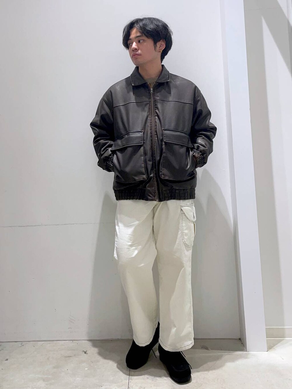 「着痩せ・細見え、高見え、リラックス、LAKOLE、ワイドパンツ、冬コーデ、オーバーサイズ、ゆったり、ラフ、休日コーデ、シンプルコーデ、シンプル、おでかけ、デートコーデ、秋コーデ」｜「LAKOLEのボアコンビミニショルダーバッグ / 132230（ショルダーバッグ、ベージュ系）」を使った、せとやんさん（メンズ・170cm）の秋コーディネートの2枚目の写真
