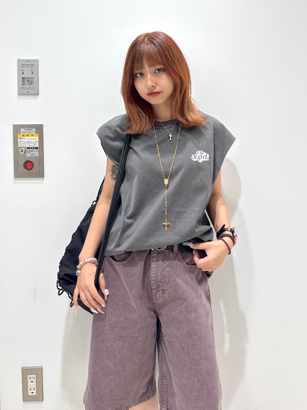 「デニム、ロゴT、デニムハーフパンツ、夏ルックで気分アップ、シンプルコーデ、きれいめカジュアル、夏コーデ、エックスガール、x-girl、xgirl、タンクトップ、Tシャツ、ナップサック」｜「X-girlのFADED SLEEVELESS TEE（タンクトップ、ブラック系）」を使った、シものゆいかさん（骨格ウェーブ・レディース・145cm）の夏コーディネートの5枚目の写真