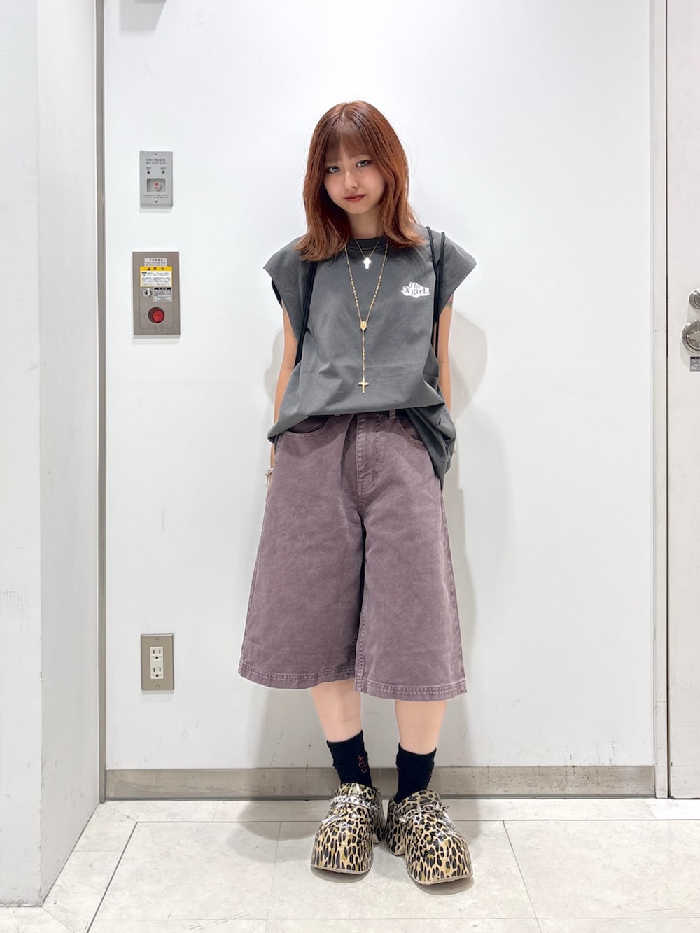 「デニム、ロゴT、デニムハーフパンツ、夏ルックで気分アップ、シンプルコーデ、きれいめカジュアル、夏コーデ、エックスガール、x-girl、xgirl、タンクトップ、Tシャツ、ナップサック」｜「X-girlのFADED SLEEVELESS TEE（タンクトップ、ブラック系）」を使った、シものゆいかさん（骨格ウェーブ・レディース・145cm）の夏コーディネートの3枚目の写真