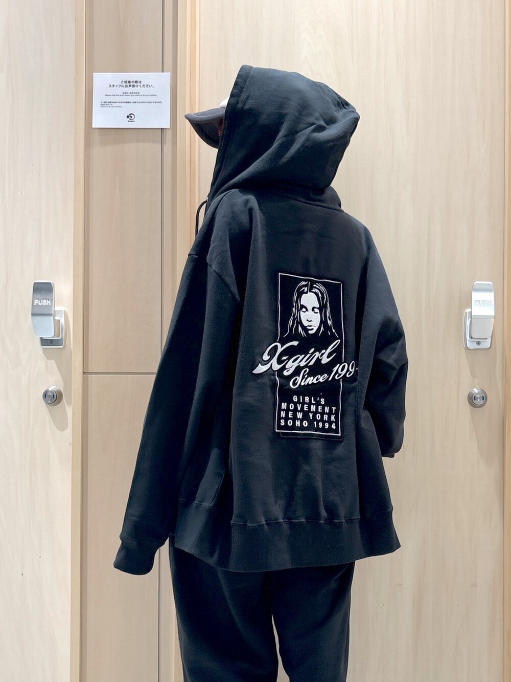 グレー系のパーカー、グレー系のスウェットパンツ、ホワイト系のタンクトップを着用したレディースの夏コーディネートの3枚目の写真