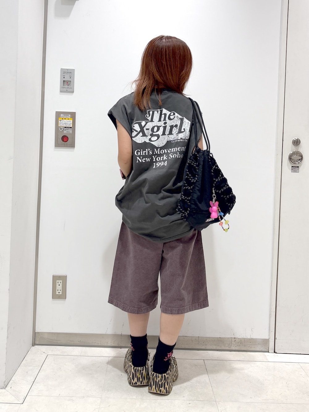 「デニム、ロゴT、デニムハーフパンツ、夏ルックで気分アップ、シンプルコーデ、きれいめカジュアル、夏コーデ、エックスガール、x-girl、xgirl、タンクトップ、Tシャツ、ナップサック」｜「X-girlのFADED SLEEVELESS TEE（タンクトップ、ブラック系）」を使った、シものゆいかさん（骨格ウェーブ・レディース・145cm）の夏コーディネートの4枚目の写真