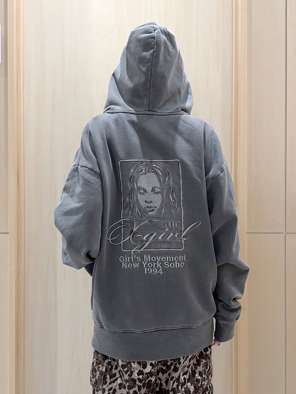 ブラック系のパーカー、ベージュ系のカーゴパンツ、ブラック系のキャップを着用したレディースの冬コーディネートの5枚目の写真