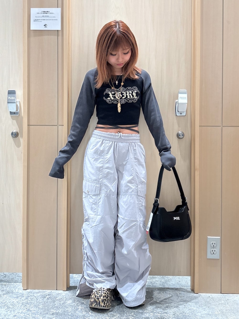 「トラックパンツ、お出かけコーデ、モノトーン、シンプルコーデ、秋のコーデ、秋服準備はじめました、ootd、エックスガール、x-girl、xgirl、低身長、低身長コーデ」｜「X-girlのFADED TRIBAL LOGO RAGLAN L/S BABY TEE（Tシャツ/カットソー、ブラック系）」を使った、シものゆいかさん（骨格ウェーブ・レディース・145cm）の夏コーディネートの2枚目の写真
