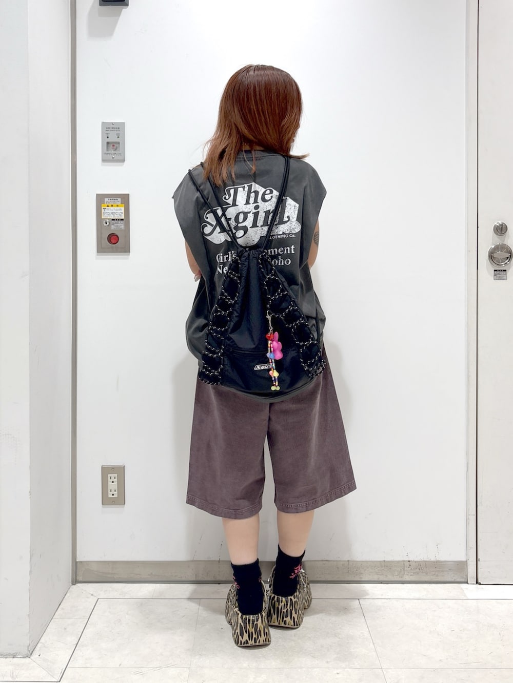 「デニム、ロゴT、デニムハーフパンツ、夏ルックで気分アップ、シンプルコーデ、きれいめカジュアル、夏コーデ、エックスガール、x-girl、xgirl、タンクトップ、Tシャツ、ナップサック」｜「X-girlのFADED SLEEVELESS TEE（タンクトップ、ブラック系）」を使った、シものゆいかさん（骨格ウェーブ・レディース・145cm）の夏コーディネートの7枚目の写真
