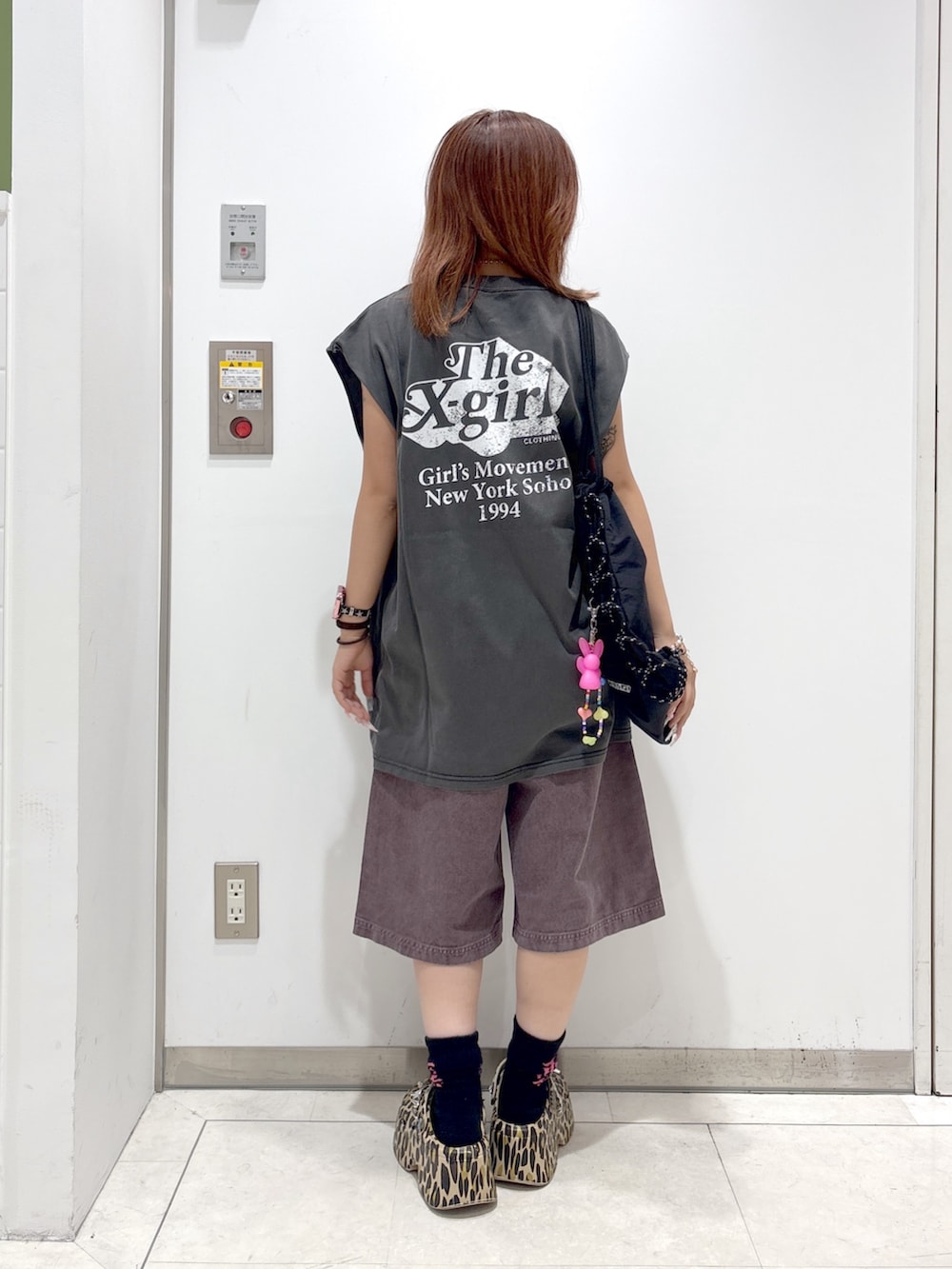 「デニム、ロゴT、デニムハーフパンツ、夏ルックで気分アップ、シンプルコーデ、きれいめカジュアル、夏コーデ、エックスガール、x-girl、xgirl、タンクトップ、Tシャツ、ナップサック」｜「X-girlのFADED SLEEVELESS TEE（タンクトップ、ブラック系）」を使った、シものゆいかさん（骨格ウェーブ・レディース・145cm）の夏コーディネートの2枚目の写真