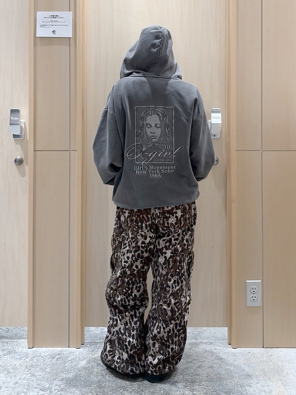 ブラック系のパーカー、ベージュ系のカーゴパンツ、ブラック系のキャップを着用したレディースの冬コーディネートの2枚目の写真