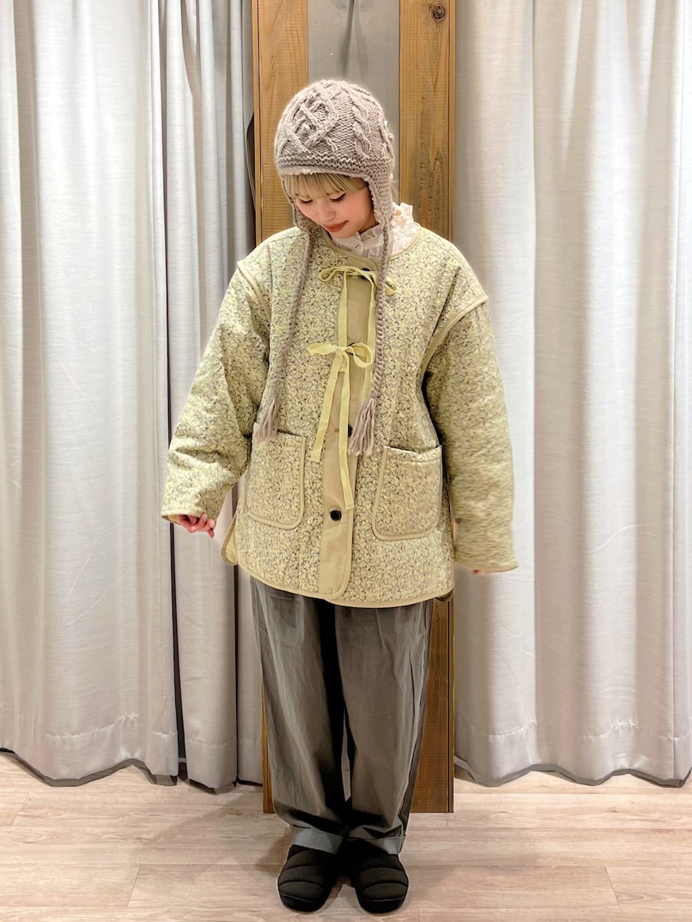 イエロー系のノーカラージャケット、グリーン系のその他パンツ、ホワイト系のシャツ/ブラウスを着用したレディースの秋コーディネートの2枚目の写真