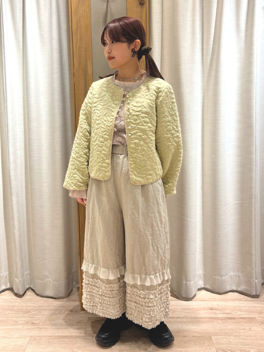 ベージュ系のシャツ/ブラウス、ベージュ系のその他パンツ、グリーン系のジャケット/アウターを着用したレディースの春コーディネートの3枚目の写真