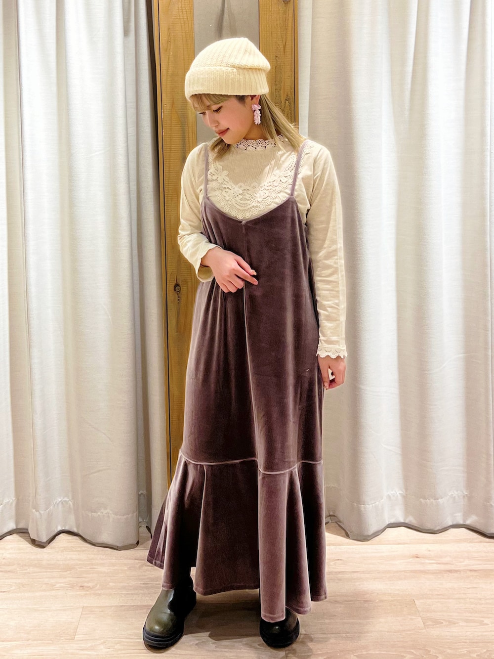 ベージュ系のTシャツ/カットソー、グレー系のワンピースを着用したレディースの冬コーディネートの3枚目の写真