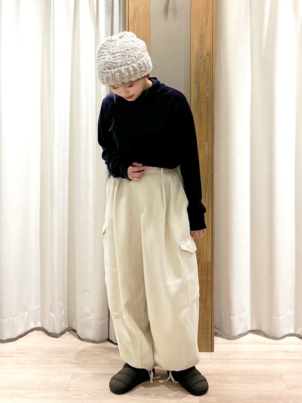 ブルー系のTシャツ/カットソー、ホワイト系のパンツ、ベージュ系の帽子を着用したレディースの秋コーディネートの2枚目の写真