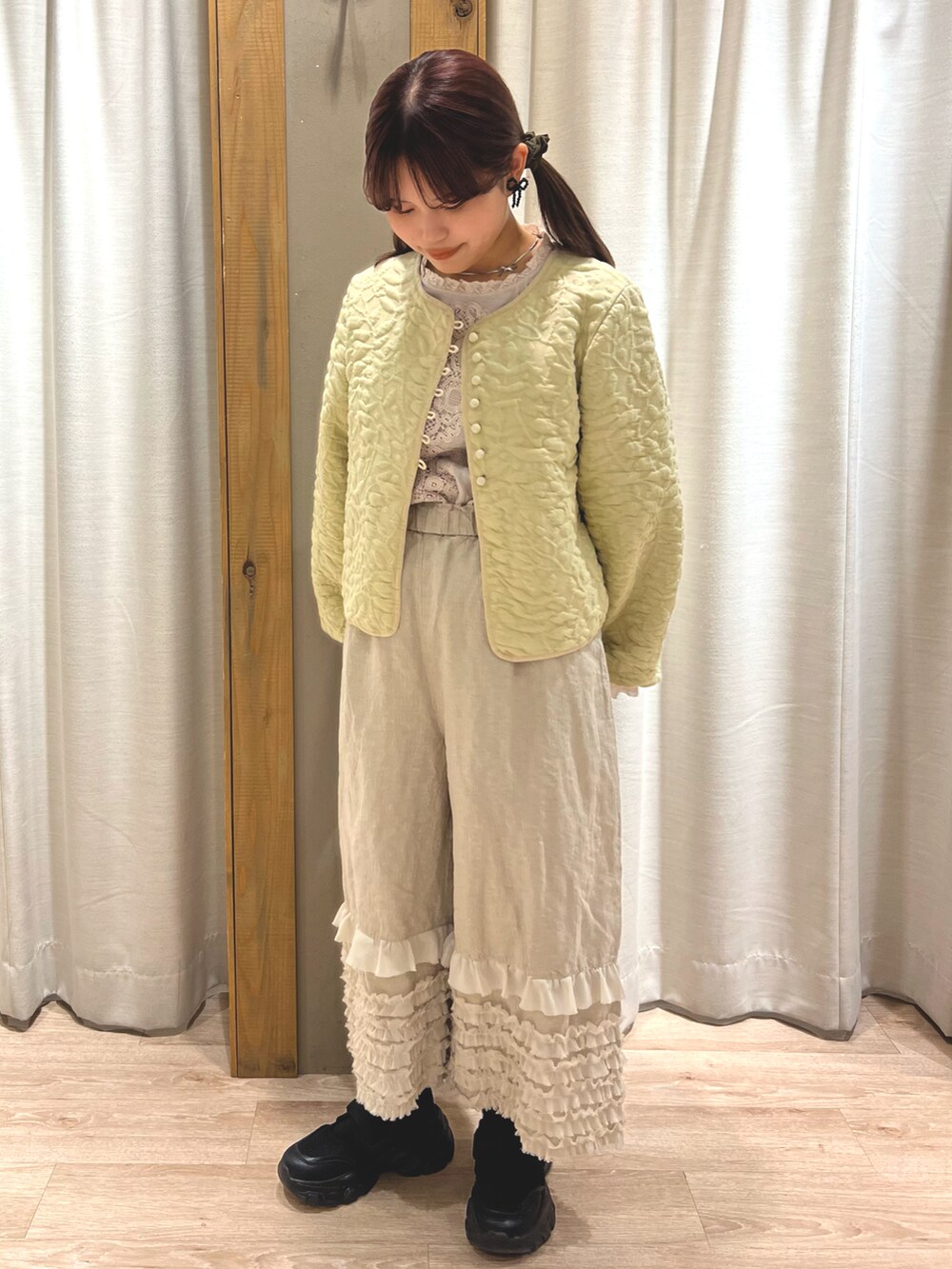 ベージュ系のシャツ/ブラウス、ベージュ系のその他パンツ、グリーン系のジャケット/アウターを着用したレディースの春コーディネートの2枚目の写真