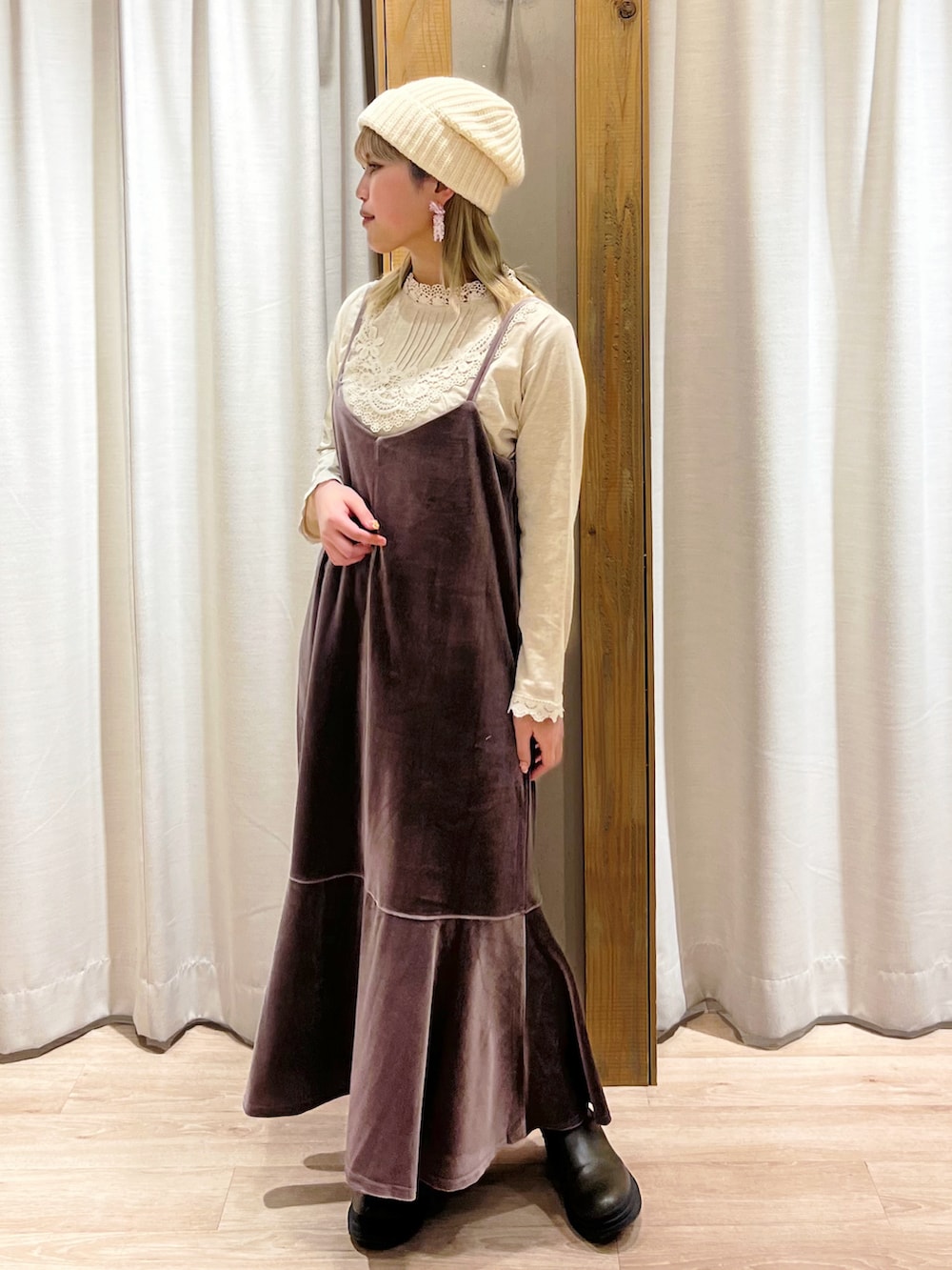 ベージュ系のTシャツ/カットソー、グレー系のワンピースを着用したレディースの冬コーディネートの2枚目の写真