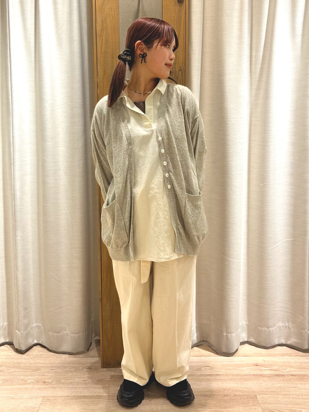 イエロー系のシャツ/ブラウス、グリーン系のカーディガン/ボレロ、ホワイト系のその他パンツを着用したレディースの春コーディネートの2枚目の写真