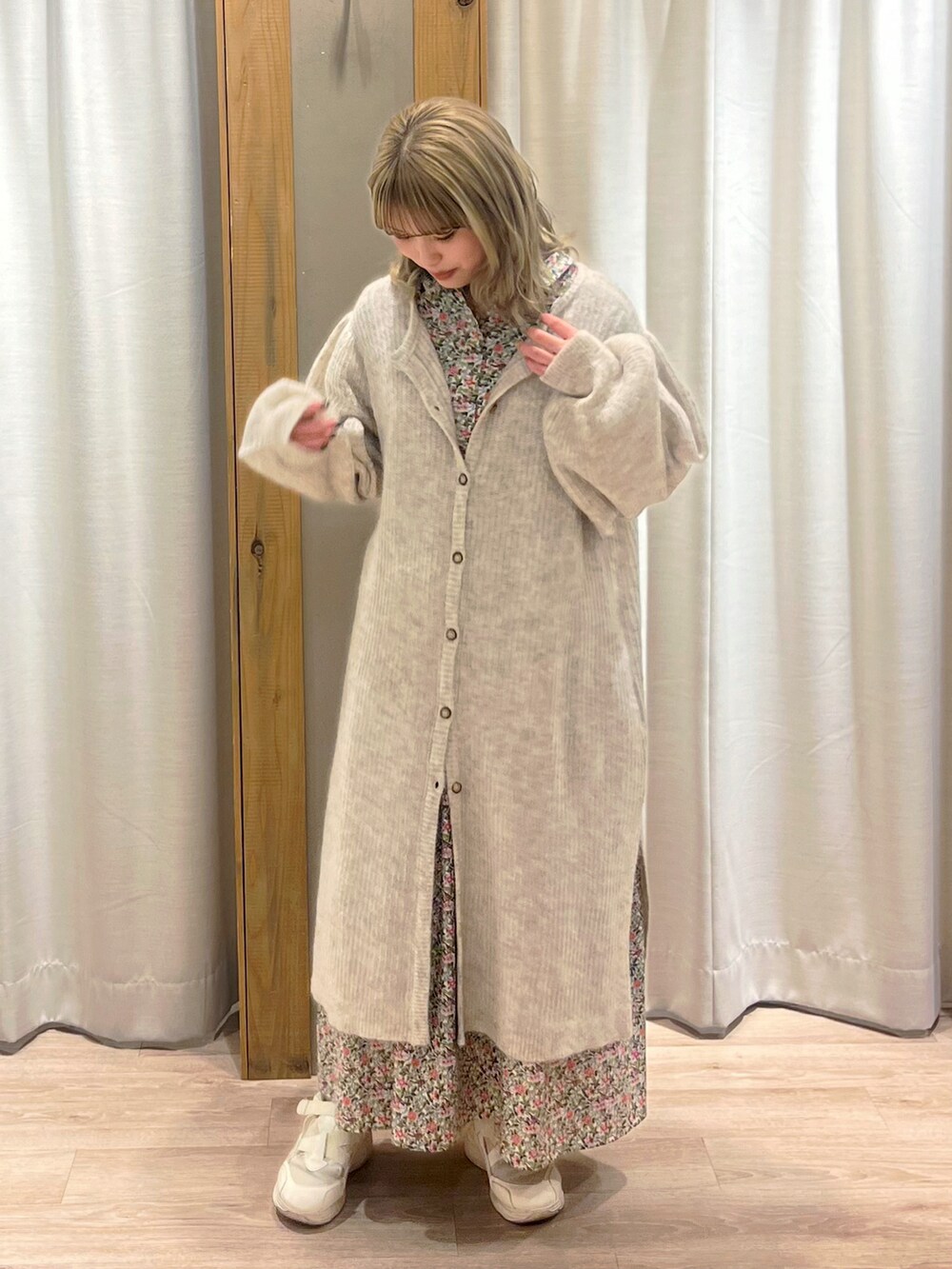 ホワイト系のトップス、ホワイト系のワンピース/ドレスを着用したレディースの冬コーディネートの2枚目の写真